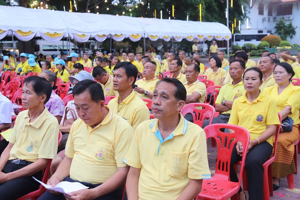 ผู้ว่าราชการจังหวัดลำพูน นำประชาชนหลายร้อยคนร่วมชื่นชมชุดการแสดงเทิดพระเกียรติ ในงานมหรสพสมโภช เนื่องในโอกาสมหามงคล พระราชบรมราชาภิเษก จังหวัดลำพูน