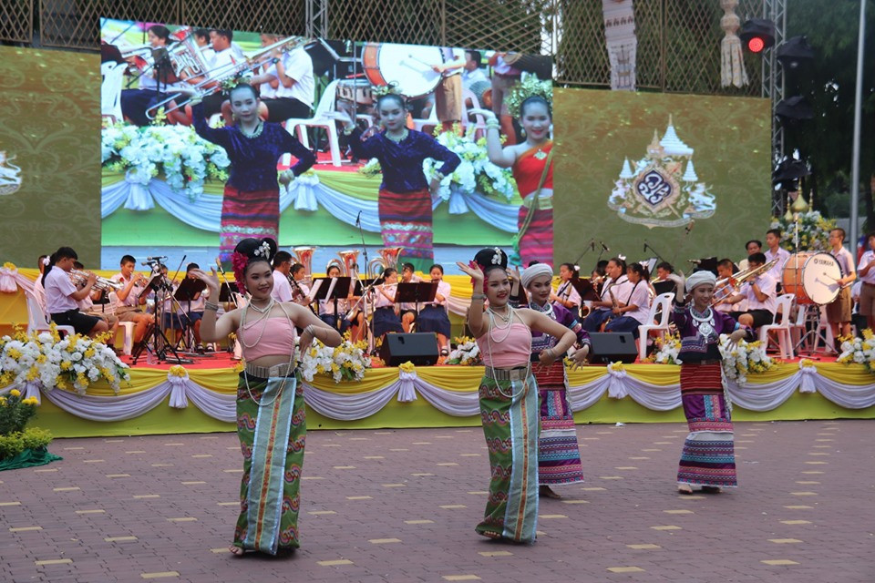 ผู้ว่าราชการจังหวัดลำพูน นำประชาชนหลายร้อยคนร่วมชื่นชมชุดการแสดงเทิดพระเกียรติ ในงานมหรสพสมโภช เนื่องในโอกาสมหามงคล พระราชบรมราชาภิเษก จังหวัดลำพูน