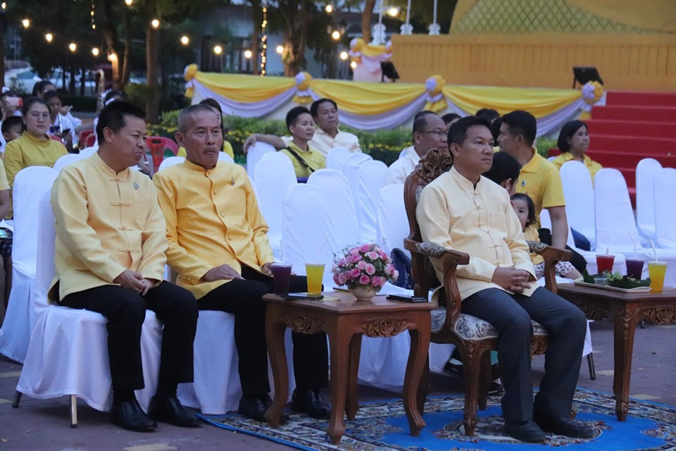 ผู้ว่าราชการจังหวัดลำพูน นำประชาชนหลายร้อยคนร่วมชื่นชมชุดการแสดงเทิดพระเกียรติ ในงานมหรสพสมโภช เนื่องในโอกาสมหามงคล พระราชบรมราชาภิเษก จังหวัดลำพูน