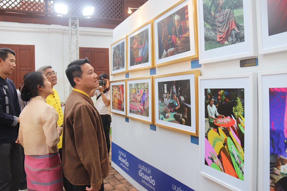 จังหวัดลำพูน จัดแถลงข่าวผลการดำเนินงานการประกวดออกแบบตัดเย็บเสื้อผ้า “Lanna Cath Show” และการประกวดภาพถ่าย “มนต์เสน่ห์เมืองเหนือ ภูมิปัญญาถิ่นผ้าทอ” เพื่อประชาสัมพันธ์ภาพลักษณ์ และส่งเสริมการแต่งกายด้วยผลิตภัณฑ์สิ่งทอในท้องถิ่น