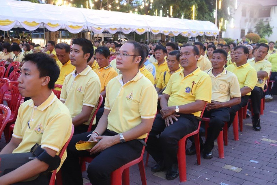 บรรยากาศในงานมหรสพสมโภช เนื่องในโอกาสมหามงคล พระราชบรมราชาภิเษก จังหวัดลำพูน ในวันนี้ ( 25 พฤษภาคม 2562 ) มีประชาชน เดินทางมาร่วมรับชมมหรสพกันอย่างต่อเนื่อง ซึ่งในวันนี้จะมีการแสดงกลองชัยมงคล ร่วมกับการแสดงฟ้อนนกยูง ฟ้อนดาบ ฟ้อนเจิง จากเครือข่ายวัฒนธรรม อำเภอลี้ , การแสดงฟ้อนอลังการล้านนาร่วมฟ้าบารมี และฟ้อนกะเหรี่ยงผ้าทอ จากโรงเรียนวัดพระบาทห้วยต้ม , การแสดงฟ้อนราชมาลา มหาวชิราลงกรณ จากโรงเรียนเฉลิมพระเกียรติ 48 พรรษา , การแสดงฟ้อนสิบสองปันนา จากอำเภอเวียงหนองล่อง , การแสดงวงดนตรีโฟล์คซอง จากเครือศิลปินเมืองลำพูน และการแสดงมหกรรมขับซอ จากสมาคมศิลปินขับซอล้านนา