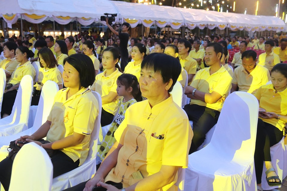 บรรยากาศในงานมหรสพสมโภช เนื่องในโอกาสมหามงคล พระราชบรมราชาภิเษก จังหวัดลำพูน ในวันนี้ ( 25 พฤษภาคม 2562 ) มีประชาชน เดินทางมาร่วมรับชมมหรสพกันอย่างต่อเนื่อง ซึ่งในวันนี้จะมีการแสดงกลองชัยมงคล ร่วมกับการแสดงฟ้อนนกยูง ฟ้อนดาบ ฟ้อนเจิง จากเครือข่ายวัฒนธรรม อำเภอลี้ , การแสดงฟ้อนอลังการล้านนาร่วมฟ้าบารมี และฟ้อนกะเหรี่ยงผ้าทอ จากโรงเรียนวัดพระบาทห้วยต้ม , การแสดงฟ้อนราชมาลา มหาวชิราลงกรณ จากโรงเรียนเฉลิมพระเกียรติ 48 พรรษา , การแสดงฟ้อนสิบสองปันนา จากอำเภอเวียงหนองล่อง , การแสดงวงดนตรีโฟล์คซอง จากเครือศิลปินเมืองลำพูน และการแสดงมหกรรมขับซอ จากสมาคมศิลปินขับซอล้านนา