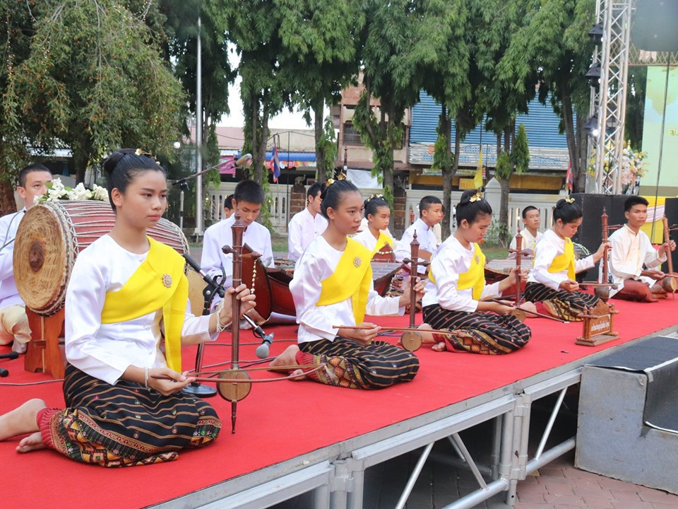 ประชาชนชาวลำพูนและนักท่องเที่ยว เดินทางมาร่วมรับชมการแสดงศิลปวัฒนธรรม ในงานมหรสพสมโภช เนื่องในโอกาสมหามงคล พระราชบรมราชาภิเษก จังหวัดลำพูน โดยในวันนี้ ( 26 พฤษภาคม 2562 ) มีการแสดงกลองชัยมงคล ร่วมกับการแสดงฟ้อนนกยูง ฟ้อนดาบ ฟ้อนเจิง จากเครือข่ายวัฒนธรรม อำเภอลี้ , การแสดงฟ้อนอลังการล้านนาร่วมฟ้าบารมี และฟ้อนกะเหรี่ยงผ้าทอ จากโรงเรียนวัดพระบาทห้วยต้ม , การแสดงฟ้อนราชมาลา มหาวชิราลงกรณ จากโรงเรียนเฉลิมพระเกียรติ 48 พรรษา , การแสดงฟ้อนสิบสองปันนา จากอำเภอเวียงหนองล่อง , การแสดงวงดนตรีโฟล์คซอง จากเครือศิลปินเมืองลำพูน และการแสดงมหกรรมขับซอ จากสมาคมศิลปินขับซอล้านนา