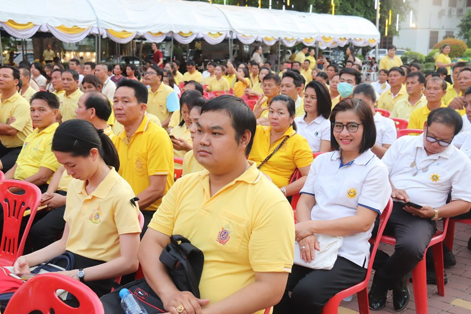 จากที่ จังหวัดลำพูน ได้จัดมหรสพสมโภช เนื่องในโอกาสมหามงคลพระราชพิธีบรมราชาภิเษก พุทธศักราช 2562 ของจังหวัดลำพูน ยังคงมีต่อเนื่องทุกวัน ตั้งแต่เวลา 18.00 – 21.00 น. จนถึงวันที่ 28 พฤษภาคม 2562 โดยในวันนี้ ( 27 พฤษภาคม 2562) มีประชาชนจากทั่วทุกสารทิศหลั่งไหลกันมาร่วมรับชมการแสดงโขนเทิดพระเกียรติ เรื่อง รามเกียรติ์ ชุด พระบารมีมิ่งฟ้า รามาวตาร ตอน นารายณ์ปราบนนทุก สำมะนักขาหึง ลักสีดา ถวายพล ศึกสิบขุน สิบรถ พระรามครองเมือง ซึ่งเป็นการแสดงโขนชุดใหญ่ มีนักแสดงกว่า 200 ชีวิต จากวิทยาลัยนาฎศิลปเชียงใหม่ ซึ่งก่อนหน้านี้ได้ทำการแสดงที่ส่วนกลางมาก่อนและสร้างความตื่นตาตื่นใจต่อผู้ร่วมรับชมเป็นอย่างยิ่ง โดย นายอรรษิษฐ์ สัมพันธรัตน์ ผู้ว่าราชการจังหวัดลำพูน ก็ได้เดินทางมาชมงานต่อเนื่องจนเสร็จสิ้นทุกวัน เพื่อมาร่วมให้กำลังใจนักแสดงที่มาจากอำเภอต่างๆในพื้นที่ด้วยความสำนึกในพระมหากรุณาธิคุณ และความภาคภูมิใจที่ได้เป็นส่วนหนึ่งในการจัดงานเทิดพระเกียรติครั้งนี้