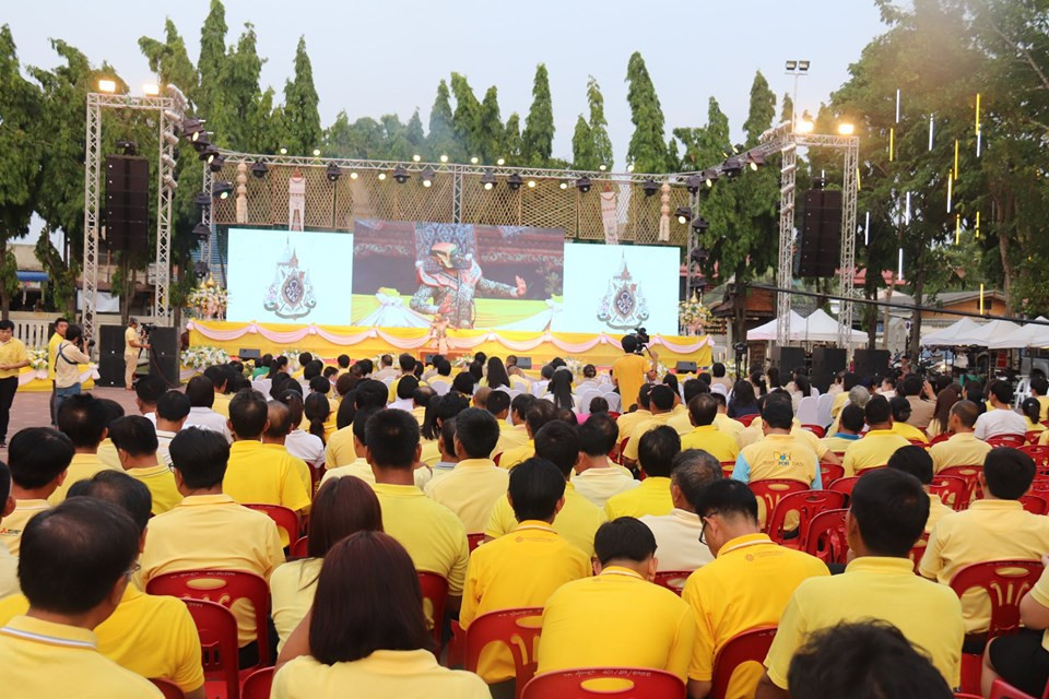 จากที่ จังหวัดลำพูน ได้จัดมหรสพสมโภช เนื่องในโอกาสมหามงคลพระราชพิธีบรมราชาภิเษก พุทธศักราช 2562 ของจังหวัดลำพูน ยังคงมีต่อเนื่องทุกวัน ตั้งแต่เวลา 18.00 – 21.00 น. จนถึงวันที่ 28 พฤษภาคม 2562 โดยในวันนี้ ( 27 พฤษภาคม 2562) มีประชาชนจากทั่วทุกสารทิศหลั่งไหลกันมาร่วมรับชมการแสดงโขนเทิดพระเกียรติ เรื่อง รามเกียรติ์ ชุด พระบารมีมิ่งฟ้า รามาวตาร ตอน นารายณ์ปราบนนทุก สำมะนักขาหึง ลักสีดา ถวายพล ศึกสิบขุน สิบรถ พระรามครองเมือง ซึ่งเป็นการแสดงโขนชุดใหญ่ มีนักแสดงกว่า 200 ชีวิต จากวิทยาลัยนาฎศิลปเชียงใหม่ ซึ่งก่อนหน้านี้ได้ทำการแสดงที่ส่วนกลางมาก่อนและสร้างความตื่นตาตื่นใจต่อผู้ร่วมรับชมเป็นอย่างยิ่ง โดย นายอรรษิษฐ์ สัมพันธรัตน์ ผู้ว่าราชการจังหวัดลำพูน ก็ได้เดินทางมาชมงานต่อเนื่องจนเสร็จสิ้นทุกวัน เพื่อมาร่วมให้กำลังใจนักแสดงที่มาจากอำเภอต่างๆในพื้นที่ด้วยความสำนึกในพระมหากรุณาธิคุณ และความภาคภูมิใจที่ได้เป็นส่วนหนึ่งในการจัดงานเทิดพระเกียรติครั้งนี้