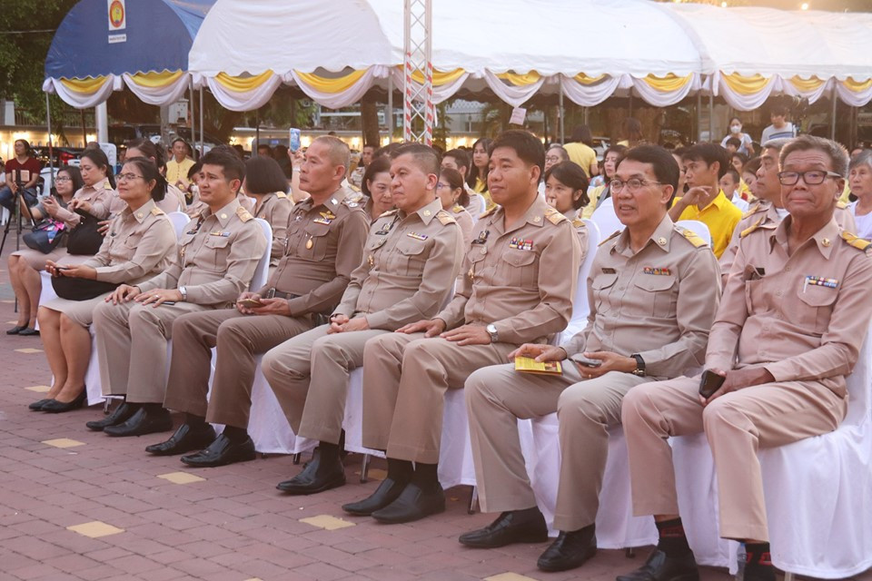 จากที่ จังหวัดลำพูน ได้จัดมหรสพสมโภช เนื่องในโอกาสมหามงคลพระราชพิธีบรมราชาภิเษก พุทธศักราช 2562 ของจังหวัดลำพูน ยังคงมีต่อเนื่องทุกวัน ตั้งแต่เวลา 18.00 – 21.00 น. จนถึงวันที่ 28 พฤษภาคม 2562 โดยในวันนี้ ( 27 พฤษภาคม 2562) มีประชาชนจากทั่วทุกสารทิศหลั่งไหลกันมาร่วมรับชมการแสดงโขนเทิดพระเกียรติ เรื่อง รามเกียรติ์ ชุด พระบารมีมิ่งฟ้า รามาวตาร ตอน นารายณ์ปราบนนทุก สำมะนักขาหึง ลักสีดา ถวายพล ศึกสิบขุน สิบรถ พระรามครองเมือง ซึ่งเป็นการแสดงโขนชุดใหญ่ มีนักแสดงกว่า 200 ชีวิต จากวิทยาลัยนาฎศิลปเชียงใหม่ ซึ่งก่อนหน้านี้ได้ทำการแสดงที่ส่วนกลางมาก่อนและสร้างความตื่นตาตื่นใจต่อผู้ร่วมรับชมเป็นอย่างยิ่ง โดย นายอรรษิษฐ์ สัมพันธรัตน์ ผู้ว่าราชการจังหวัดลำพูน ก็ได้เดินทางมาชมงานต่อเนื่องจนเสร็จสิ้นทุกวัน เพื่อมาร่วมให้กำลังใจนักแสดงที่มาจากอำเภอต่างๆในพื้นที่ด้วยความสำนึกในพระมหากรุณาธิคุณ และความภาคภูมิใจที่ได้เป็นส่วนหนึ่งในการจัดงานเทิดพระเกียรติครั้งนี้