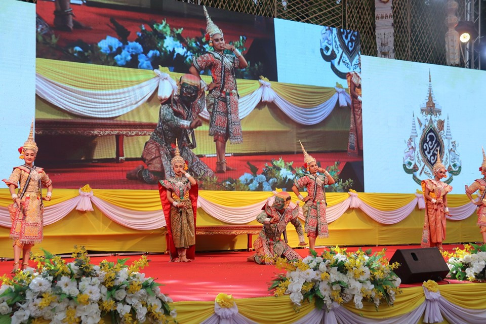 จากที่ จังหวัดลำพูน ได้จัดมหรสพสมโภช เนื่องในโอกาสมหามงคลพระราชพิธีบรมราชาภิเษก พุทธศักราช 2562 ของจังหวัดลำพูน ยังคงมีต่อเนื่องทุกวัน ตั้งแต่เวลา 18.00 – 21.00 น. จนถึงวันที่ 28 พฤษภาคม 2562 โดยในวันนี้ ( 27 พฤษภาคม 2562) มีประชาชนจากทั่วทุกสารทิศหลั่งไหลกันมาร่วมรับชมการแสดงโขนเทิดพระเกียรติ เรื่อง รามเกียรติ์ ชุด พระบารมีมิ่งฟ้า รามาวตาร ตอน นารายณ์ปราบนนทุก สำมะนักขาหึง ลักสีดา ถวายพล ศึกสิบขุน สิบรถ พระรามครองเมือง ซึ่งเป็นการแสดงโขนชุดใหญ่ มีนักแสดงกว่า 200 ชีวิต จากวิทยาลัยนาฎศิลปเชียงใหม่ ซึ่งก่อนหน้านี้ได้ทำการแสดงที่ส่วนกลางมาก่อนและสร้างความตื่นตาตื่นใจต่อผู้ร่วมรับชมเป็นอย่างยิ่ง โดย นายอรรษิษฐ์ สัมพันธรัตน์ ผู้ว่าราชการจังหวัดลำพูน ก็ได้เดินทางมาชมงานต่อเนื่องจนเสร็จสิ้นทุกวัน เพื่อมาร่วมให้กำลังใจนักแสดงที่มาจากอำเภอต่างๆในพื้นที่ด้วยความสำนึกในพระมหากรุณาธิคุณ และความภาคภูมิใจที่ได้เป็นส่วนหนึ่งในการจัดงานเทิดพระเกียรติครั้งนี้