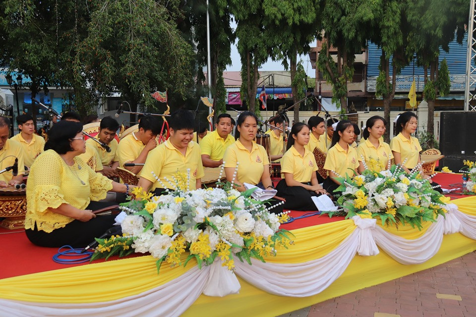 จากที่ จังหวัดลำพูน ได้จัดมหรสพสมโภช เนื่องในโอกาสมหามงคลพระราชพิธีบรมราชาภิเษก พุทธศักราช 2562 ของจังหวัดลำพูน ยังคงมีต่อเนื่องทุกวัน ตั้งแต่เวลา 18.00 – 21.00 น. จนถึงวันที่ 28 พฤษภาคม 2562 โดยในวันนี้ ( 27 พฤษภาคม 2562) มีประชาชนจากทั่วทุกสารทิศหลั่งไหลกันมาร่วมรับชมการแสดงโขนเทิดพระเกียรติ เรื่อง รามเกียรติ์ ชุด พระบารมีมิ่งฟ้า รามาวตาร ตอน นารายณ์ปราบนนทุก สำมะนักขาหึง ลักสีดา ถวายพล ศึกสิบขุน สิบรถ พระรามครองเมือง ซึ่งเป็นการแสดงโขนชุดใหญ่ มีนักแสดงกว่า 200 ชีวิต จากวิทยาลัยนาฎศิลปเชียงใหม่ ซึ่งก่อนหน้านี้ได้ทำการแสดงที่ส่วนกลางมาก่อนและสร้างความตื่นตาตื่นใจต่อผู้ร่วมรับชมเป็นอย่างยิ่ง โดย นายอรรษิษฐ์ สัมพันธรัตน์ ผู้ว่าราชการจังหวัดลำพูน ก็ได้เดินทางมาชมงานต่อเนื่องจนเสร็จสิ้นทุกวัน เพื่อมาร่วมให้กำลังใจนักแสดงที่มาจากอำเภอต่างๆในพื้นที่ด้วยความสำนึกในพระมหากรุณาธิคุณ และความภาคภูมิใจที่ได้เป็นส่วนหนึ่งในการจัดงานเทิดพระเกียรติครั้งนี้