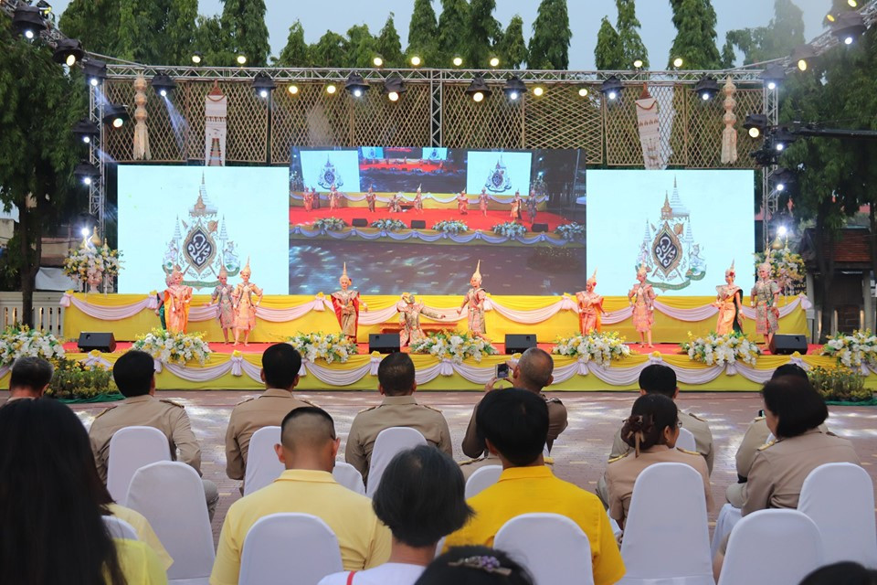 จากที่ จังหวัดลำพูน ได้จัดมหรสพสมโภช เนื่องในโอกาสมหามงคลพระราชพิธีบรมราชาภิเษก พุทธศักราช 2562 ของจังหวัดลำพูน ยังคงมีต่อเนื่องทุกวัน ตั้งแต่เวลา 18.00 – 21.00 น. จนถึงวันที่ 28 พฤษภาคม 2562 โดยในวันนี้ ( 27 พฤษภาคม 2562) มีประชาชนจากทั่วทุกสารทิศหลั่งไหลกันมาร่วมรับชมการแสดงโขนเทิดพระเกียรติ เรื่อง รามเกียรติ์ ชุด พระบารมีมิ่งฟ้า รามาวตาร ตอน นารายณ์ปราบนนทุก สำมะนักขาหึง ลักสีดา ถวายพล ศึกสิบขุน สิบรถ พระรามครองเมือง ซึ่งเป็นการแสดงโขนชุดใหญ่ มีนักแสดงกว่า 200 ชีวิต จากวิทยาลัยนาฎศิลปเชียงใหม่ ซึ่งก่อนหน้านี้ได้ทำการแสดงที่ส่วนกลางมาก่อนและสร้างความตื่นตาตื่นใจต่อผู้ร่วมรับชมเป็นอย่างยิ่ง โดย นายอรรษิษฐ์ สัมพันธรัตน์ ผู้ว่าราชการจังหวัดลำพูน ก็ได้เดินทางมาชมงานต่อเนื่องจนเสร็จสิ้นทุกวัน เพื่อมาร่วมให้กำลังใจนักแสดงที่มาจากอำเภอต่างๆในพื้นที่ด้วยความสำนึกในพระมหากรุณาธิคุณ และความภาคภูมิใจที่ได้เป็นส่วนหนึ่งในการจัดงานเทิดพระเกียรติครั้งนี้