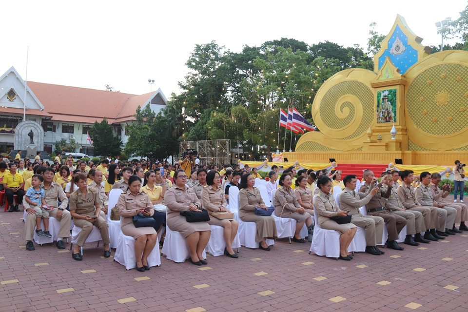 จากที่ จังหวัดลำพูน ได้จัดมหรสพสมโภช เนื่องในโอกาสมหามงคลพระราชพิธีบรมราชาภิเษก พุทธศักราช 2562 ของจังหวัดลำพูน ยังคงมีต่อเนื่องทุกวัน ตั้งแต่เวลา 18.00 – 21.00 น. จนถึงวันที่ 28 พฤษภาคม 2562 โดยในวันนี้ ( 27 พฤษภาคม 2562) มีประชาชนจากทั่วทุกสารทิศหลั่งไหลกันมาร่วมรับชมการแสดงโขนเทิดพระเกียรติ เรื่อง รามเกียรติ์ ชุด พระบารมีมิ่งฟ้า รามาวตาร ตอน นารายณ์ปราบนนทุก สำมะนักขาหึง ลักสีดา ถวายพล ศึกสิบขุน สิบรถ พระรามครองเมือง ซึ่งเป็นการแสดงโขนชุดใหญ่ มีนักแสดงกว่า 200 ชีวิต จากวิทยาลัยนาฎศิลปเชียงใหม่ ซึ่งก่อนหน้านี้ได้ทำการแสดงที่ส่วนกลางมาก่อนและสร้างความตื่นตาตื่นใจต่อผู้ร่วมรับชมเป็นอย่างยิ่ง โดย นายอรรษิษฐ์ สัมพันธรัตน์ ผู้ว่าราชการจังหวัดลำพูน ก็ได้เดินทางมาชมงานต่อเนื่องจนเสร็จสิ้นทุกวัน เพื่อมาร่วมให้กำลังใจนักแสดงที่มาจากอำเภอต่างๆในพื้นที่ด้วยความสำนึกในพระมหากรุณาธิคุณ และความภาคภูมิใจที่ได้เป็นส่วนหนึ่งในการจัดงานเทิดพระเกียรติครั้งนี้