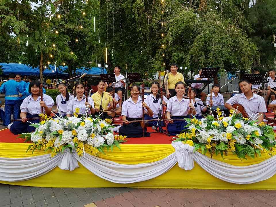 บรรยากาศในงานมหรสพสมโภช เนื่องในโอกาสมหามงคล พระราชบรมราชาภิเษก จังหวัดลำพูน ค่ำคืนวันสุดท้ายคึกคัก มีหัวหน้าส่วนราชการจังหวัดลำพูน ประชาชนและนักท่องเที่ยว รับชมมหรสพอย่างต่อเนื่อง