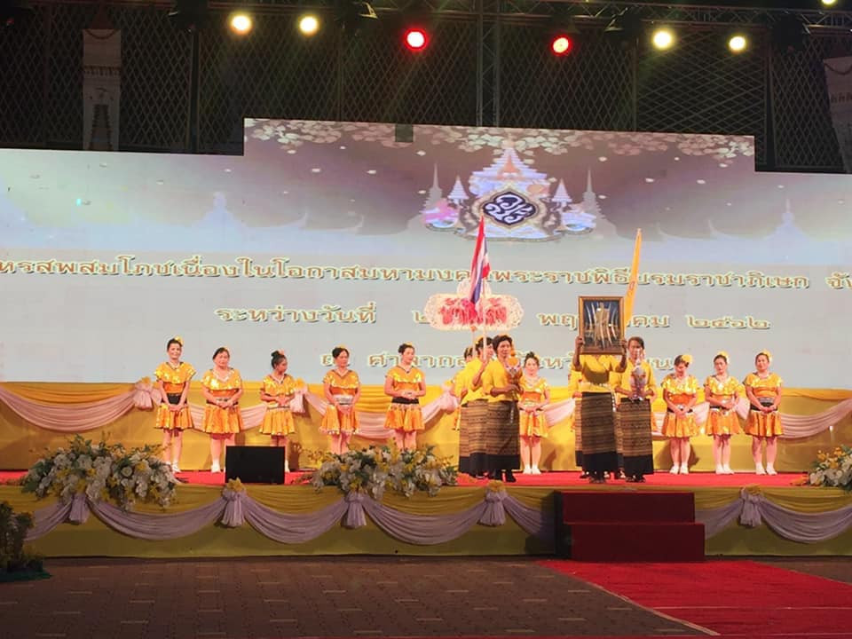 บรรยากาศในงานมหรสพสมโภช เนื่องในโอกาสมหามงคล พระราชบรมราชาภิเษก จังหวัดลำพูน ค่ำคืนวันสุดท้ายคึกคัก มีหัวหน้าส่วนราชการจังหวัดลำพูน ประชาชนและนักท่องเที่ยว รับชมมหรสพอย่างต่อเนื่อง