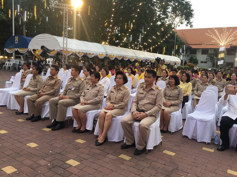 บรรยากาศในงานมหรสพสมโภช เนื่องในโอกาสมหามงคล พระราชบรมราชาภิเษก จังหวัดลำพูน ค่ำคืนวันสุดท้ายคึกคัก มีหัวหน้าส่วนราชการจังหวัดลำพูน ประชาชนและนักท่องเที่ยว รับชมมหรสพอย่างต่อเนื่อง