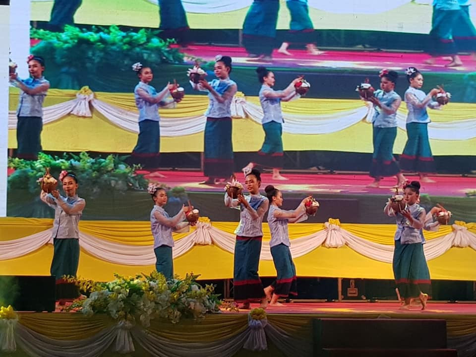 บรรยากาศในงานมหรสพสมโภช เนื่องในโอกาสมหามงคล พระราชบรมราชาภิเษก จังหวัดลำพูน ค่ำคืนวันสุดท้ายคึกคัก มีหัวหน้าส่วนราชการจังหวัดลำพูน ประชาชนและนักท่องเที่ยว รับชมมหรสพอย่างต่อเนื่อง