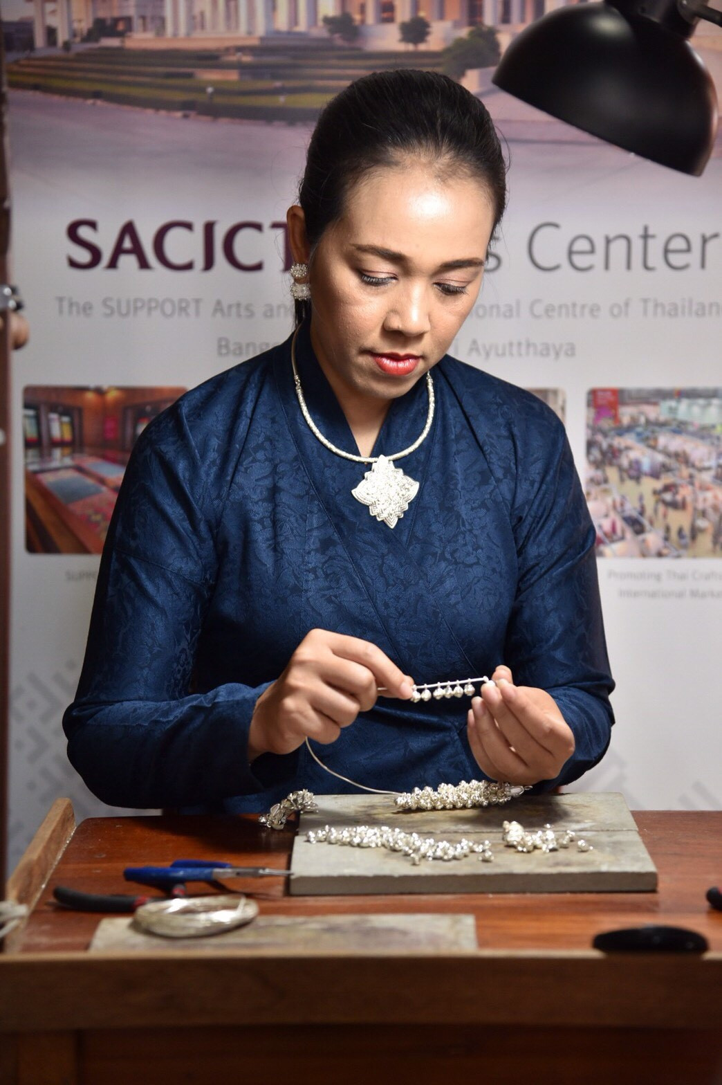 “ของขวัญผู้นำอาเซียน ฝีมือครูช่างศิลปหัตถกรรมของ SACICT มากกว่าความงดงามคือ การแสดงไมตรีจิตของคนไทย เรียงร้อยผสานพลังประชาคมอาเซียนสู่การพัฒนาที่ยั่งยืน”