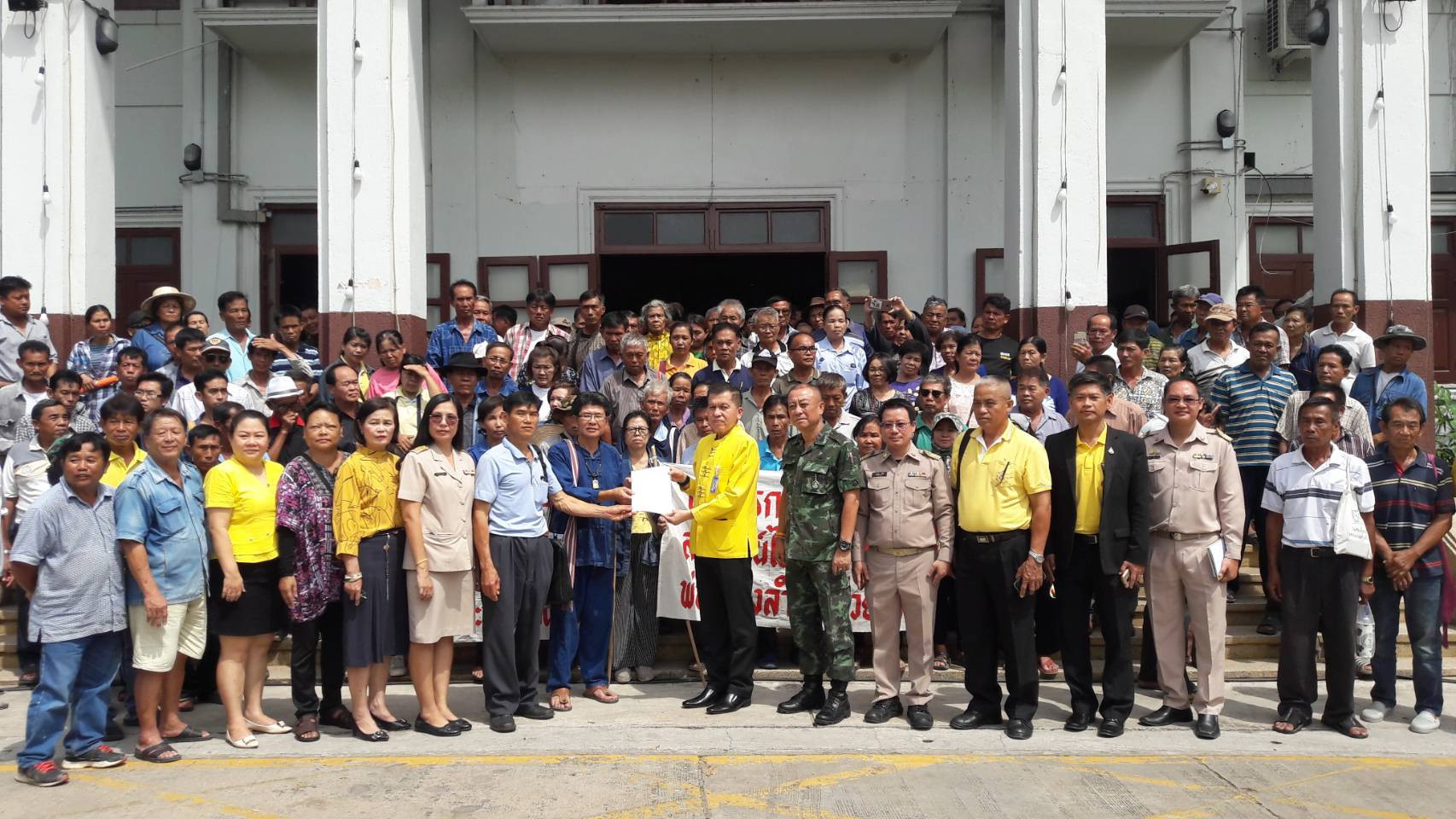 รองผู้ว่าราชการจังหวัดลำพูน พร้อมด้วยเกษตรและสหกรณ์จังหวัดลำพูน ผอ.สำนักงานบังคับคดีจังหวัดลำพูน กองทุนฟื้นฟูฯ กอ.รมน.จ.ลำพูน และปกครองจังหวัดลำพูน รับหนังสือร้องขอความเป็นธรรมเพื่อไกล่เกลี่ยระงับข้อพิพาทและถูกฟ้องร้องบังคับคดี ระหว่างกลุ่มเกษตรกรกับสหกรณ์การเกษตรป่าซาง จำกัด