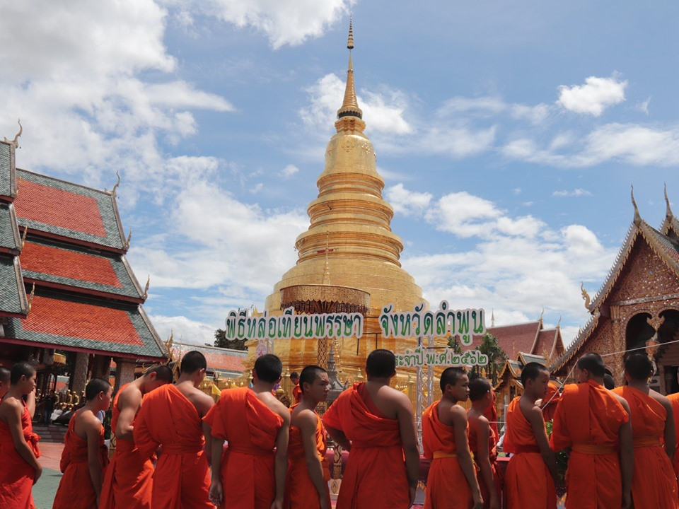 พุทธศาสนิกชนชาวจังหวัดลำพูนร่วม สืบสานอนุรักษ์ประเพณีและวัฒนธรรมอันดีงาม ในเทศกาลเข้าพรรษา โดยร่วมกันประกอบพิธีหล่อเทียนพรรษา จำนวน 9 เล่ม เพื่อนำไปร่วมงานแห่เทียนพรรษา ในวันที่ 12 กรกฎาคม 2562 นี้