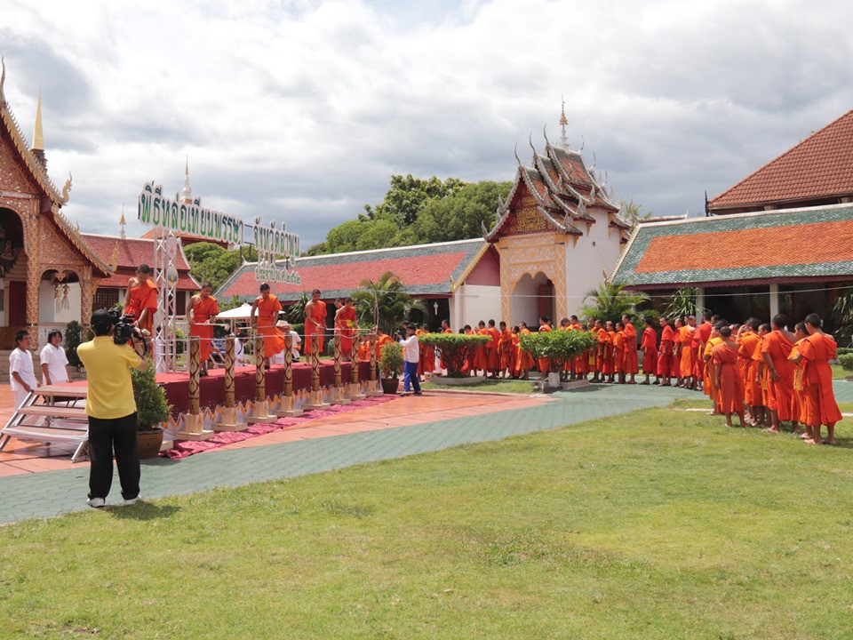 พุทธศาสนิกชนชาวจังหวัดลำพูนร่วม สืบสานอนุรักษ์ประเพณีและวัฒนธรรมอันดีงาม ในเทศกาลเข้าพรรษา โดยร่วมกันประกอบพิธีหล่อเทียนพรรษา จำนวน 9 เล่ม เพื่อนำไปร่วมงานแห่เทียนพรรษา ในวันที่ 12 กรกฎาคม 2562 นี้