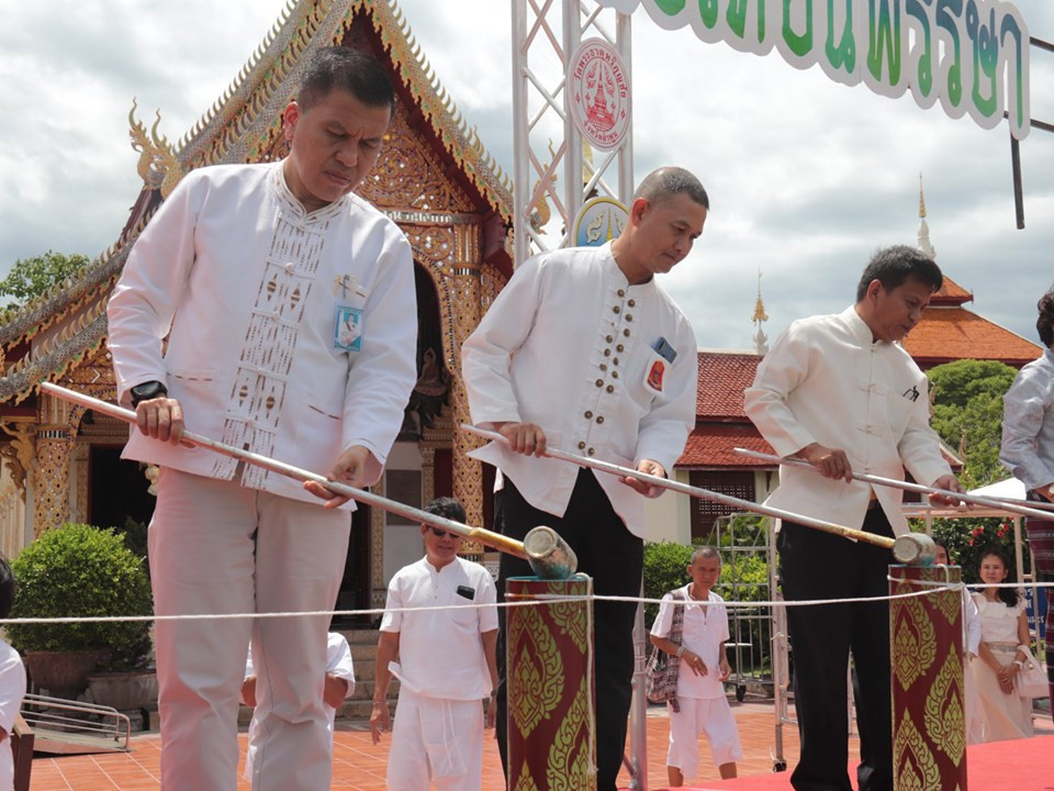 พุทธศาสนิกชนชาวจังหวัดลำพูนร่วม สืบสานอนุรักษ์ประเพณีและวัฒนธรรมอันดีงาม ในเทศกาลเข้าพรรษา โดยร่วมกันประกอบพิธีหล่อเทียนพรรษา จำนวน 9 เล่ม เพื่อนำไปร่วมงานแห่เทียนพรรษา ในวันที่ 12 กรกฎาคม 2562 นี้