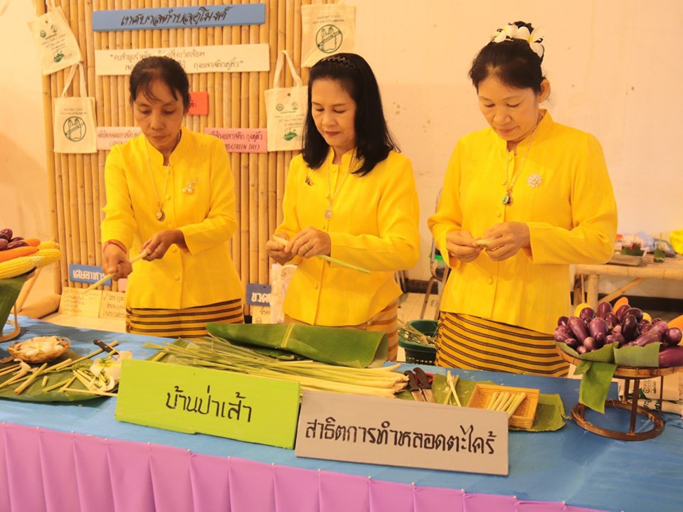 จังหวัดลำพูน ร่วมกับองค์กรปกครองส่วนท้องถิ่น ผู้ประกอบการร้านค้า ร้านอาหาร ห้างสรรพสินค้า ศูนย์การค้า วัด โรงเรียน และตลาด ประกาศเจตนารมณ์ร่วมกันลงนามบันทึกข้อตกลง (MOU) กิจกรรมรณรงค์ทำความดีด้วยหัวใจ ลดรับ ลดให้ ลดใช้ถุงพลาสติกหูหิ้ว และงดใช้หลอดพลาสติก เพื่อขับเคลื่อนนโยบายลำพูนเมืองสะอาด ให้เกิดความยั่งยืน