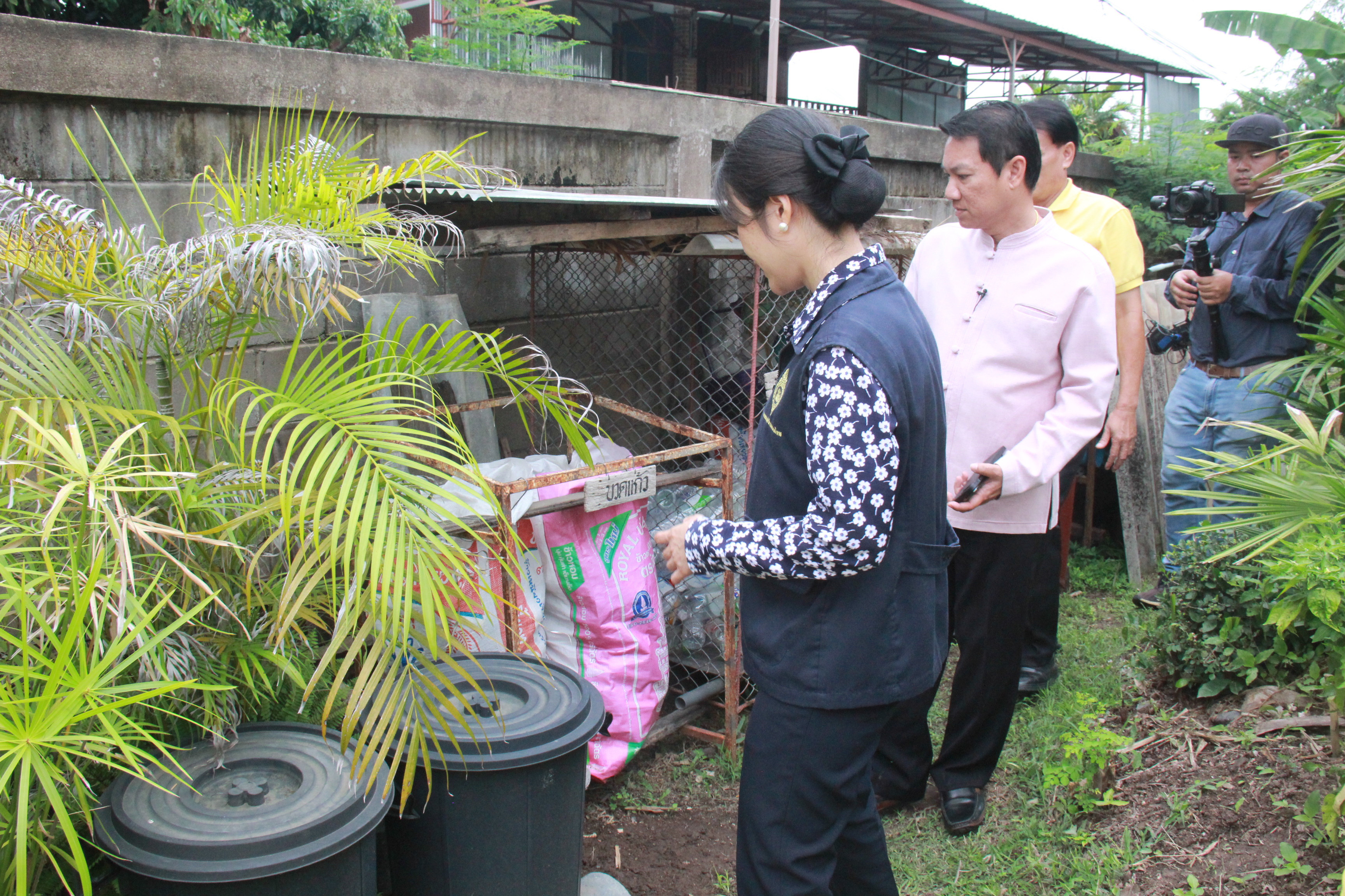 ผู้ว่าราชการจังหวัดลำพูน ลงพื้นที่เยี่ยมชมผลการดำเนินงาน “ครัวเรือนต้นแบบลดคัดแยกขยะที่ต้นทาง” ในพื้นที่อำเภอแม่ทา จังหวัดลำพูน