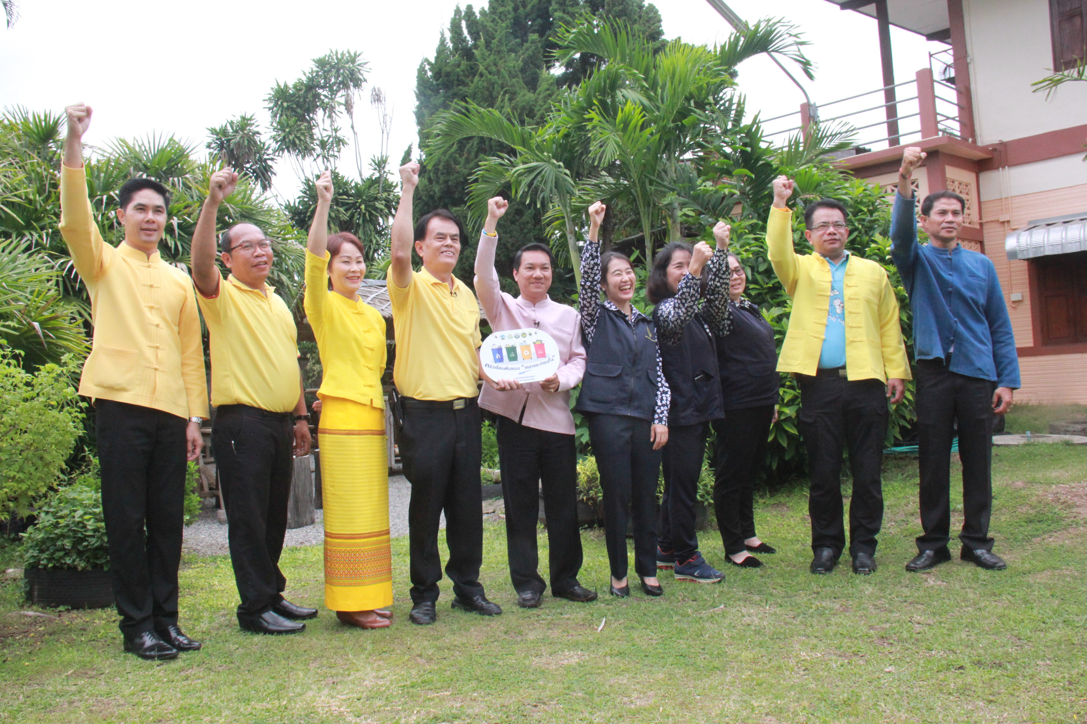 ผู้ว่าราชการจังหวัดลำพูน ลงพื้นที่เยี่ยมชมผลการดำเนินงาน “ครัวเรือนต้นแบบลดคัดแยกขยะที่ต้นทาง” ในพื้นที่อำเภอแม่ทา จังหวัดลำพูน