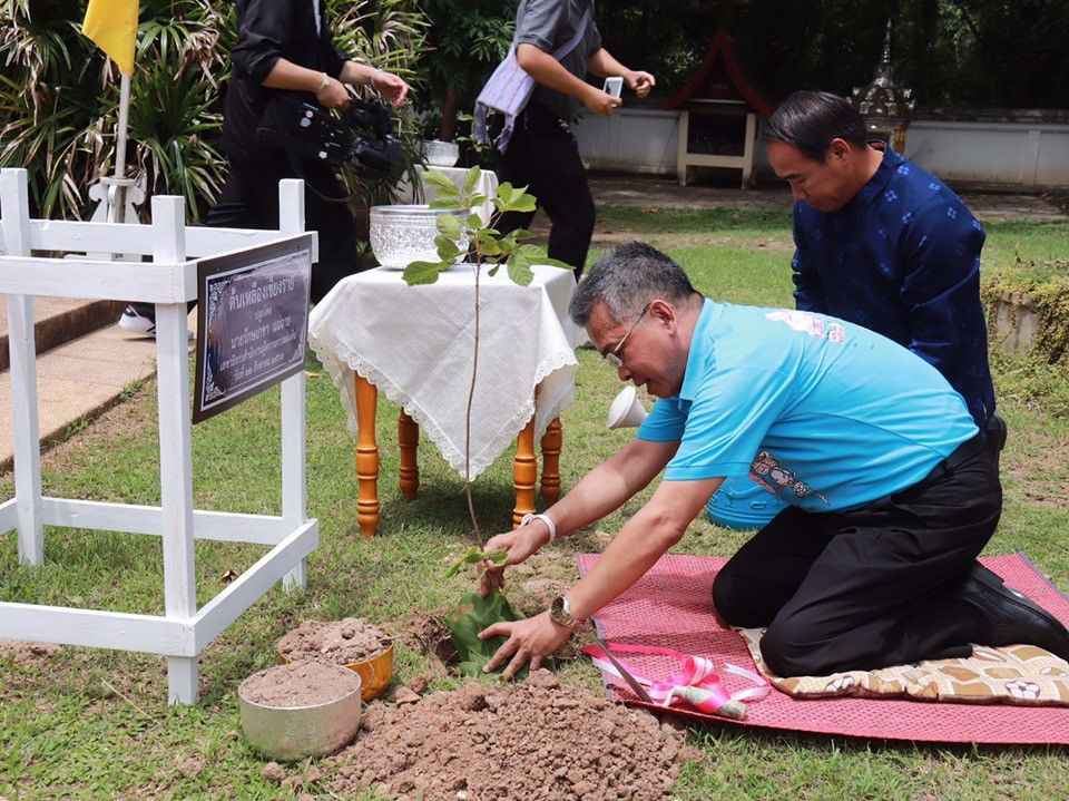 เลขาธิการสำนักงานผู้ตรวจการแผ่นดิน และเครือข่ายโรงเรียนคุณธรรมร่วมกันปลูกต้นไม้เพิ่มพื้นที่สีเขียว ที่ชุมชนบ้านป่าตึงงาม ในกิจกรรมบำเพ็ญประโยชน์ต่อสังคมและสิ่งแวดล้อมตามโครงการบูรณาการเครือข่ายโรงเรียน คุณธรรม จริยธรรม และองค์กรธรรมาภิบาลผู้ตรวจการแผ่นดิน