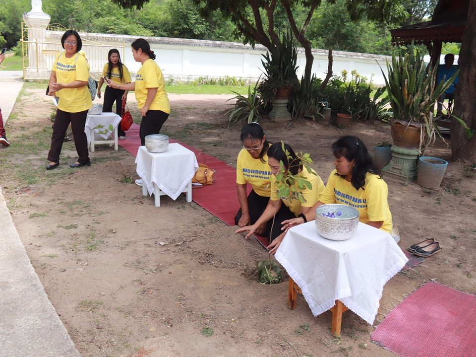 เลขาธิการสำนักงานผู้ตรวจการแผ่นดิน และเครือข่ายโรงเรียนคุณธรรมร่วมกันปลูกต้นไม้เพิ่มพื้นที่สีเขียว ที่ชุมชนบ้านป่าตึงงาม ในกิจกรรมบำเพ็ญประโยชน์ต่อสังคมและสิ่งแวดล้อมตามโครงการบูรณาการเครือข่ายโรงเรียน คุณธรรม จริยธรรม และองค์กรธรรมาภิบาลผู้ตรวจการแผ่นดิน