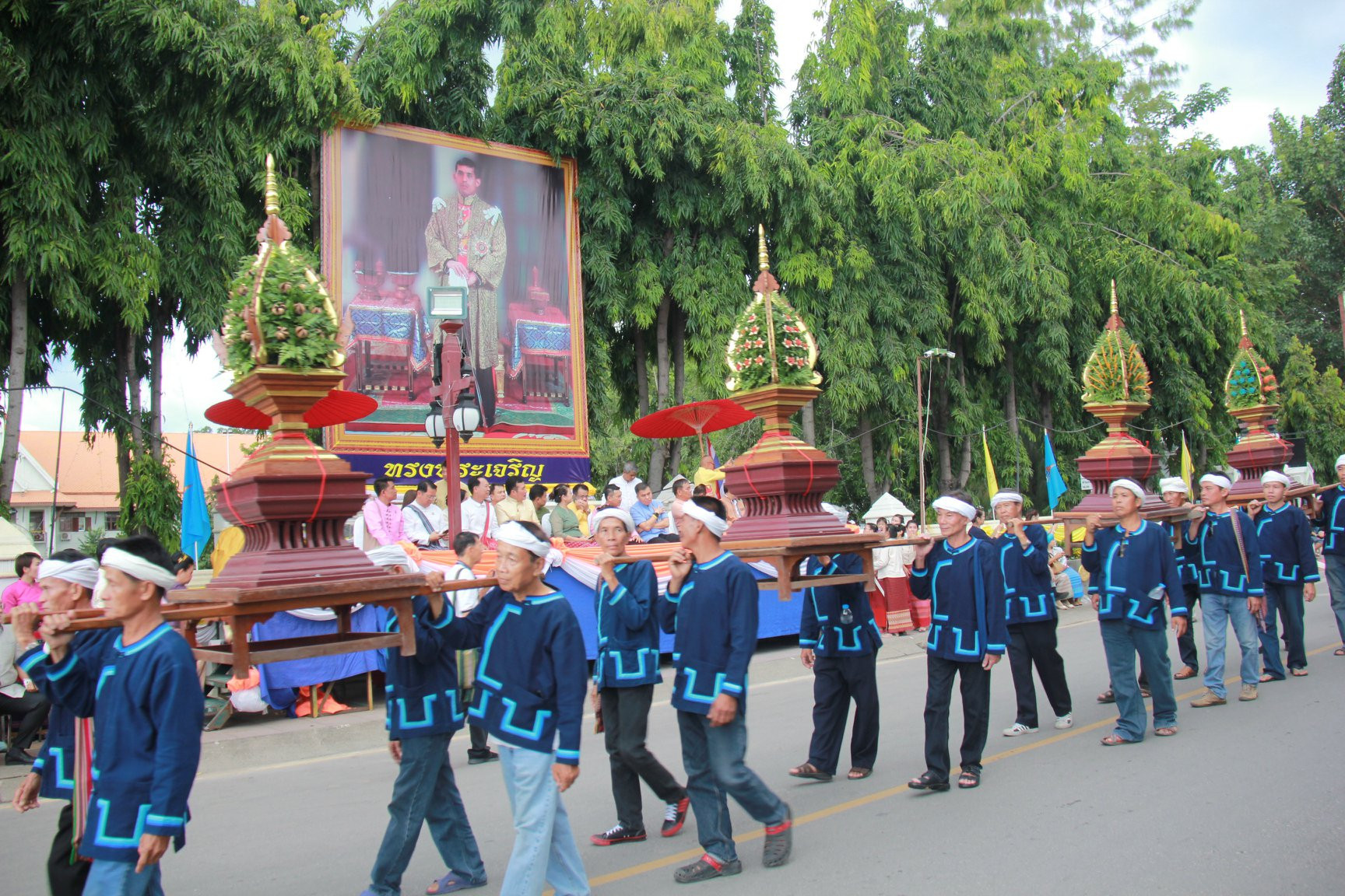 พุทธศาสนิกชนชาว จังหวัดลำพูน ตกแต่ง ต้นสลาก และ ร่วมกันจัดขบวนแห่ ต้นสลากย้อม ขนาดใหญ่ สูง 12 เมตร เคลื่อนสู่ วัดพระธาตุหริภุญชัย ในงานประเพณี สลากภัตสลากย้อม ลำพูน หนึ่งเดียวในโลก ประจำปี 2562 ที่ได้จัดขึ้นอย่างยิ่งใหญ่