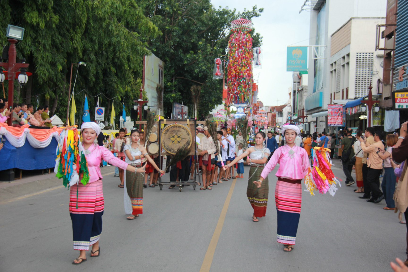 พุทธศาสนิกชนชาว จังหวัดลำพูน ตกแต่ง ต้นสลาก และ ร่วมกันจัดขบวนแห่ ต้นสลากย้อม ขนาดใหญ่ สูง 12 เมตร เคลื่อนสู่ วัดพระธาตุหริภุญชัย ในงานประเพณี สลากภัตสลากย้อม ลำพูน หนึ่งเดียวในโลก ประจำปี 2562 ที่ได้จัดขึ้นอย่างยิ่งใหญ่