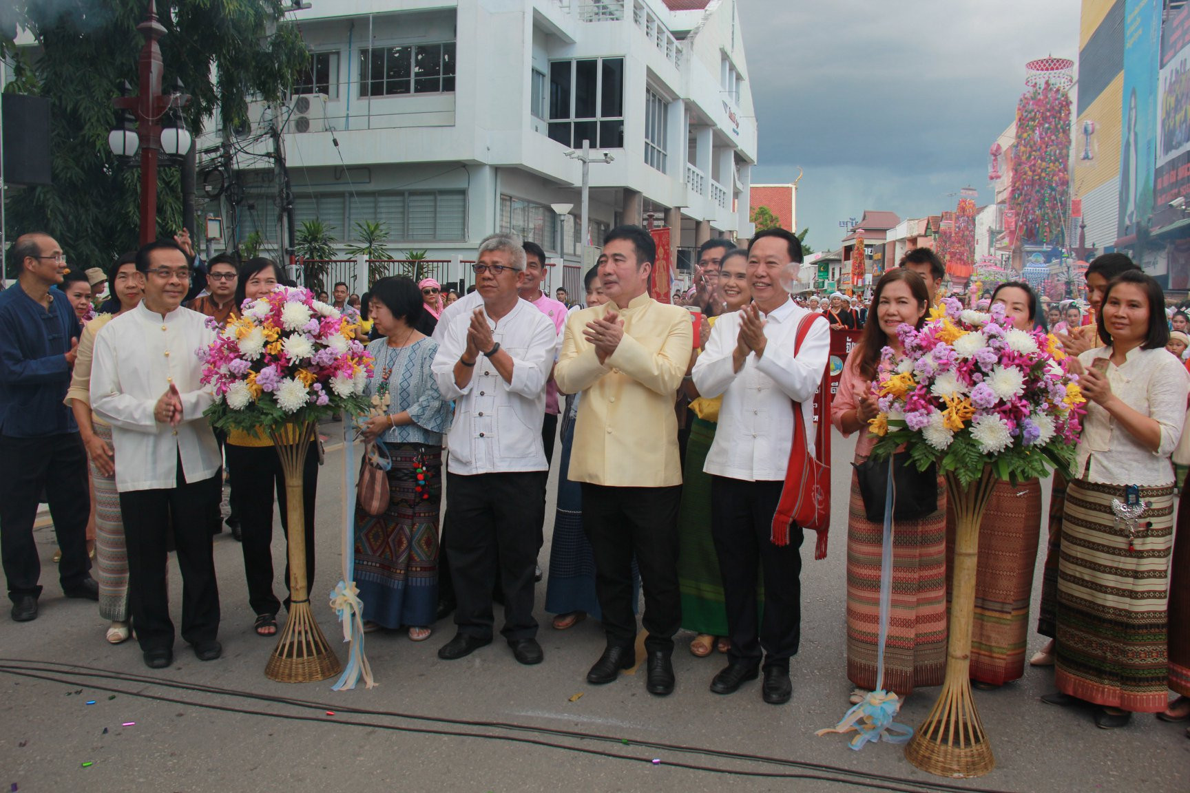 พุทธศาสนิกชนชาว จังหวัดลำพูน ตกแต่ง ต้นสลาก และ ร่วมกันจัดขบวนแห่ ต้นสลากย้อม ขนาดใหญ่ สูง 12 เมตร เคลื่อนสู่ วัดพระธาตุหริภุญชัย ในงานประเพณี สลากภัตสลากย้อม ลำพูน หนึ่งเดียวในโลก ประจำปี 2562 ที่ได้จัดขึ้นอย่างยิ่งใหญ่