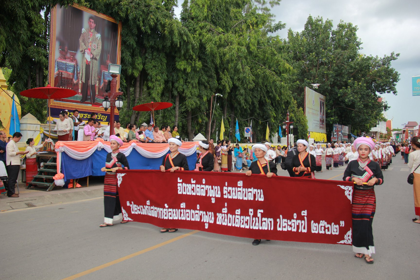 พุทธศาสนิกชนชาว จังหวัดลำพูน ตกแต่ง ต้นสลาก และ ร่วมกันจัดขบวนแห่ ต้นสลากย้อม ขนาดใหญ่ สูง 12 เมตร เคลื่อนสู่ วัดพระธาตุหริภุญชัย ในงานประเพณี สลากภัตสลากย้อม ลำพูน หนึ่งเดียวในโลก ประจำปี 2562 ที่ได้จัดขึ้นอย่างยิ่งใหญ่