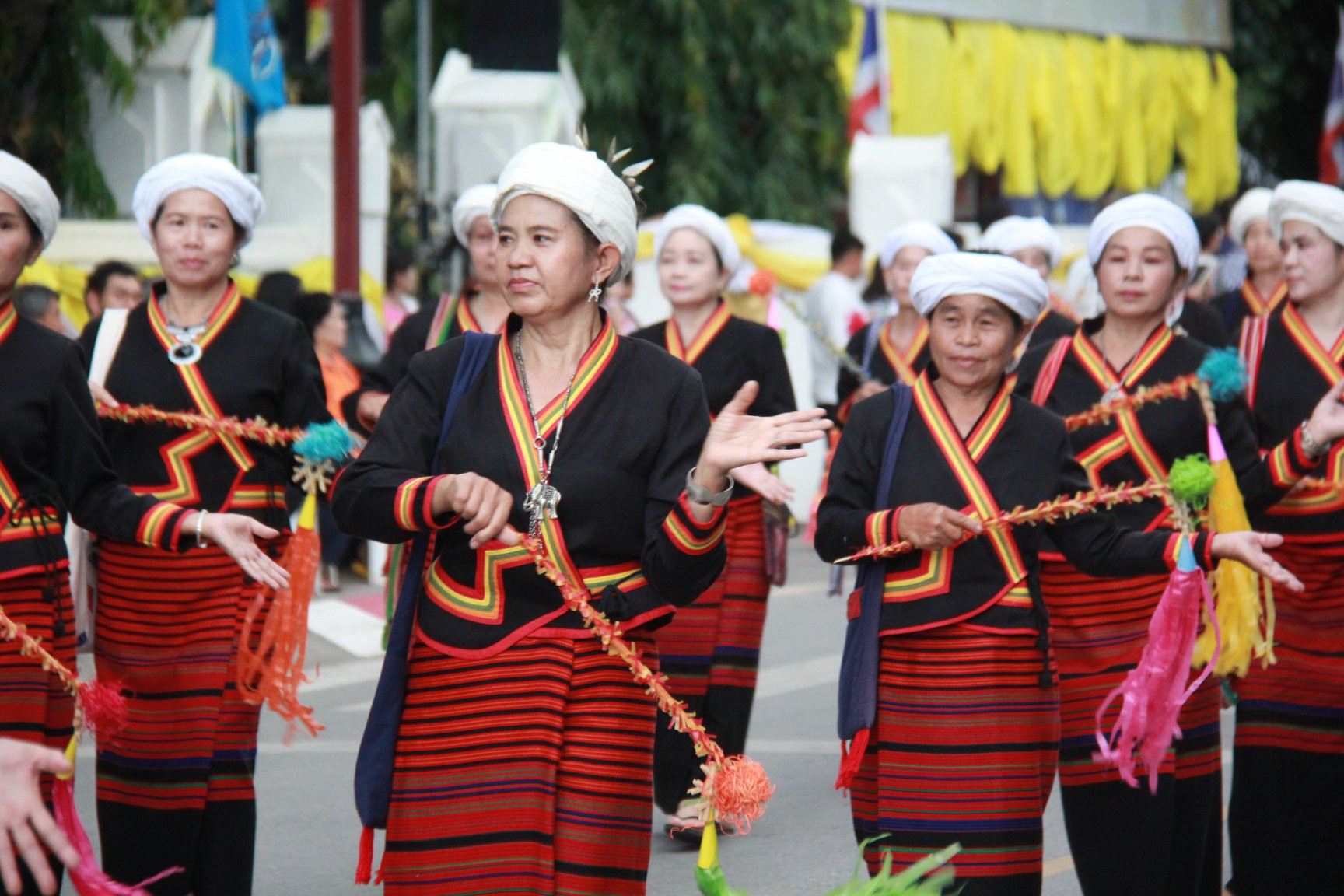 พุทธศาสนิกชนชาว จังหวัดลำพูน ตกแต่ง ต้นสลาก และ ร่วมกันจัดขบวนแห่ ต้นสลากย้อม ขนาดใหญ่ สูง 12 เมตร เคลื่อนสู่ วัดพระธาตุหริภุญชัย ในงานประเพณี สลากภัตสลากย้อม ลำพูน หนึ่งเดียวในโลก ประจำปี 2562 ที่ได้จัดขึ้นอย่างยิ่งใหญ่