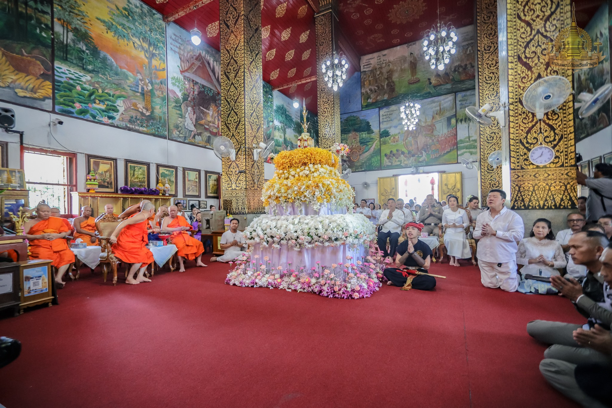 พุทธศาสนิกชนชาวจังหวัดลำพูน และนักท่องเที่ยว กว่าหนึ่งพันคน ร่วมประกอบพิธีอัญเชิญยอดเจดีย์ ขึ้นประดิษสถานบนองค์พระบรมธาตุหริภุญชัย