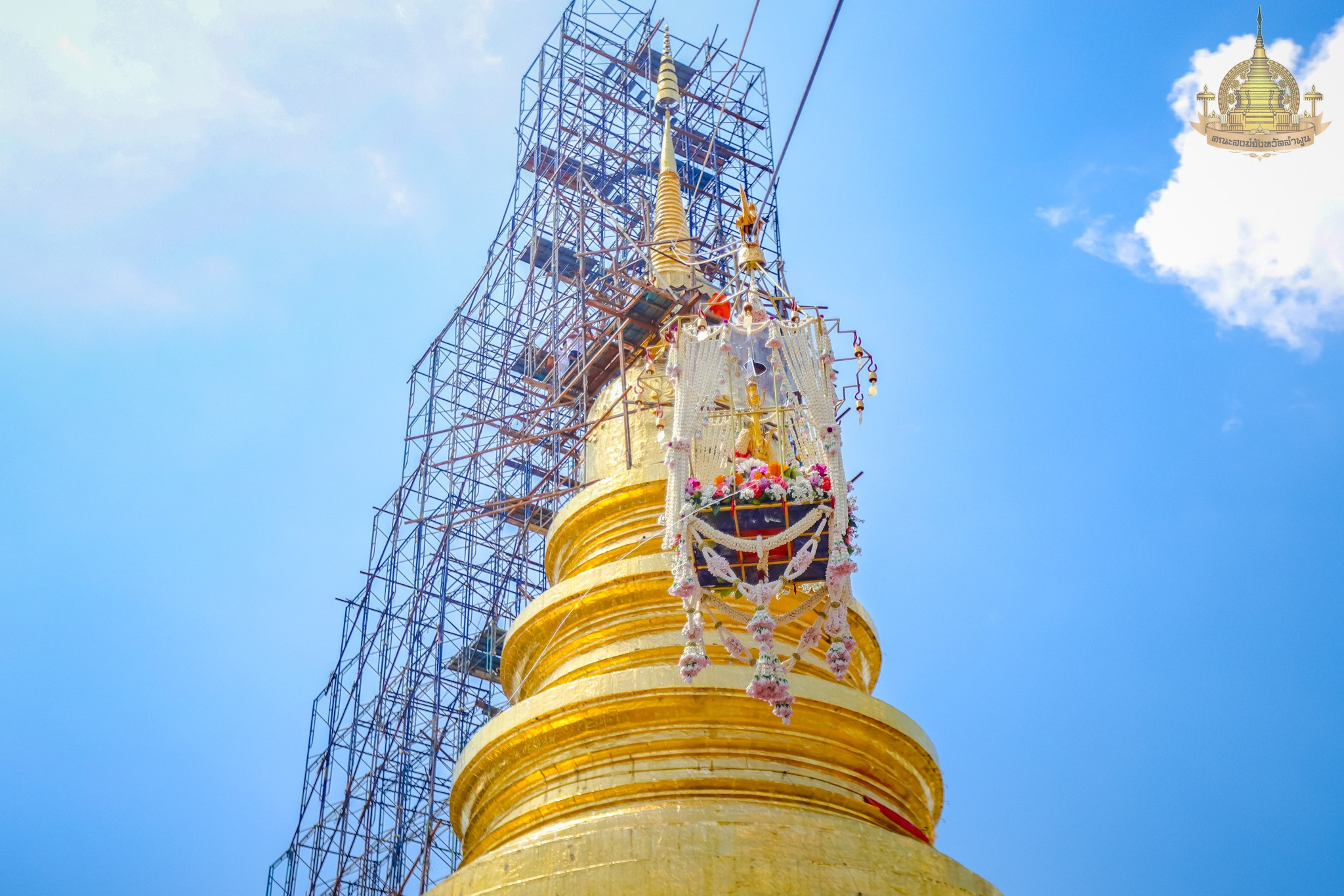 พุทธศาสนิกชนชาวจังหวัดลำพูน และนักท่องเที่ยว กว่าหนึ่งพันคน ร่วมประกอบพิธีอัญเชิญยอดเจดีย์ ขึ้นประดิษสถานบนองค์พระบรมธาตุหริภุญชัย