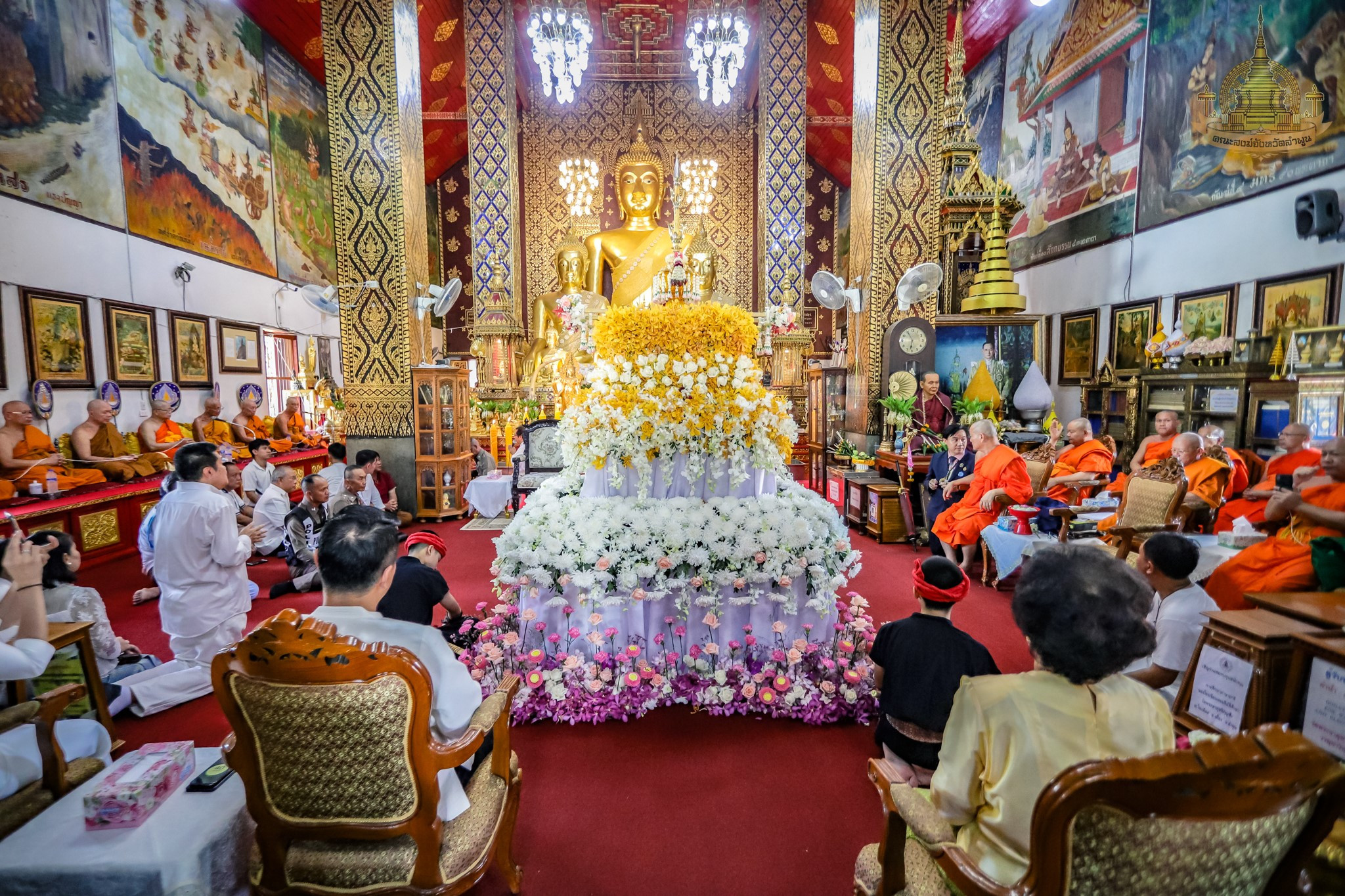 พุทธศาสนิกชนชาวจังหวัดลำพูน และนักท่องเที่ยว กว่าหนึ่งพันคน ร่วมประกอบพิธีอัญเชิญยอดเจดีย์ ขึ้นประดิษสถานบนองค์พระบรมธาตุหริภุญชัย