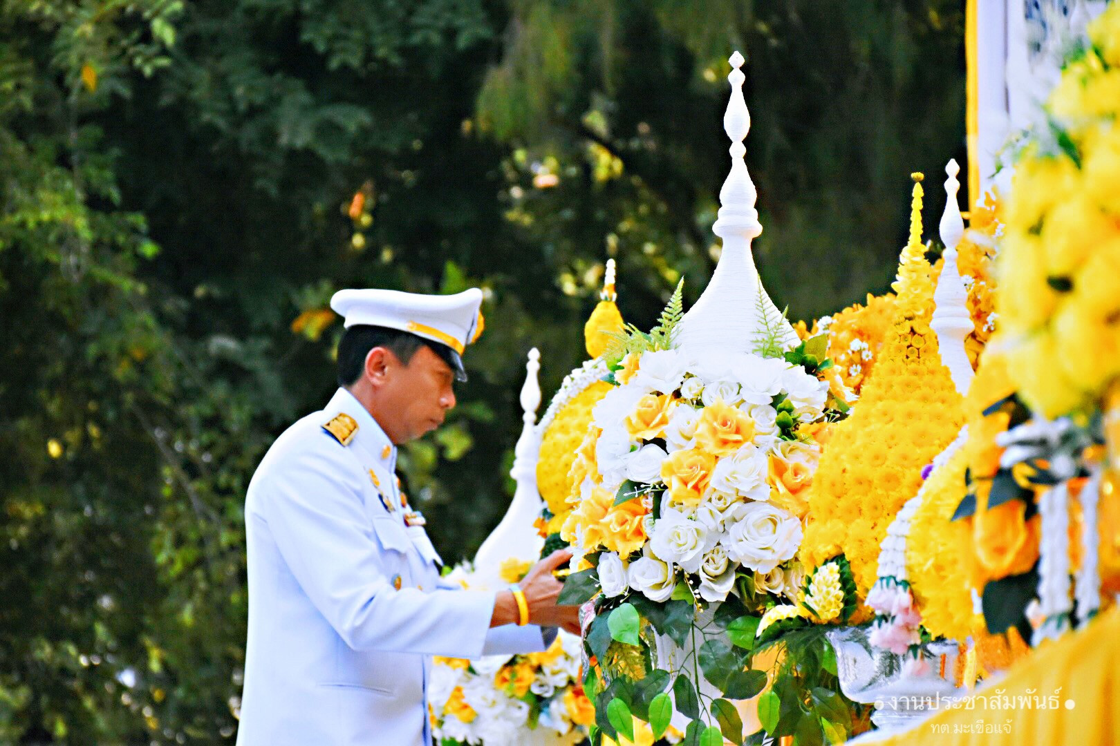 จังหวัดลำพูน จัดพิธีทำบุญตักบาตร พิธีถวายพานพุ่มดอกไม้และถวายบังคม เนื่องในวันคล้ายวันเฉลิมพระชนมพรรษา พระบาทสมเด็จพระบรมชนกาธิเบศร มหาภูมิพลอุลยเดชมหาราช บรมนาถบพิตร วันชาติ และวันพ่อแห่งชาติ