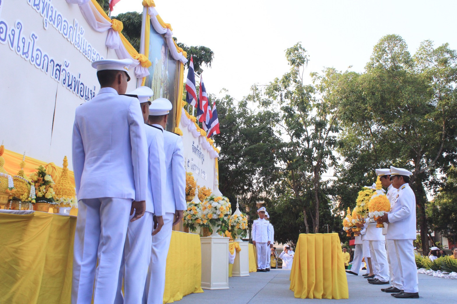 จังหวัดลำพูน จัดพิธีทำบุญตักบาตร พิธีถวายพานพุ่มดอกไม้และถวายบังคม เนื่องในวันคล้ายวันเฉลิมพระชนมพรรษา พระบาทสมเด็จพระบรมชนกาธิเบศร มหาภูมิพลอุลยเดชมหาราช บรมนาถบพิตร วันชาติ และวันพ่อแห่งชาติ