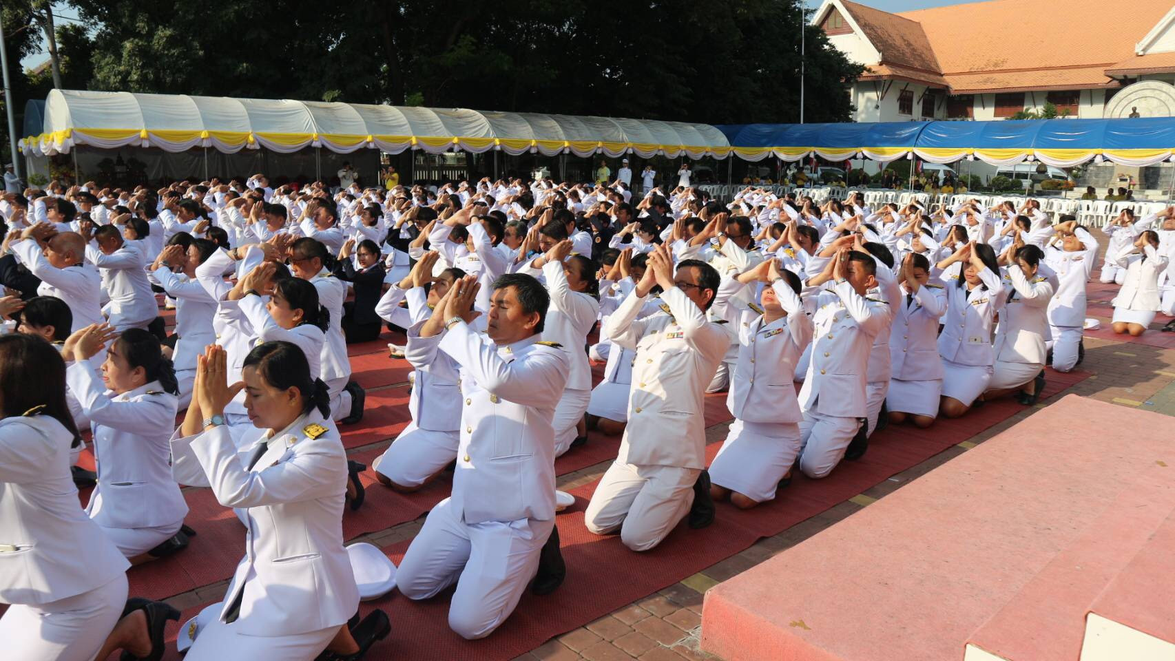 จังหวัดลำพูน จัดพิธีทำบุญตักบาตร พิธีถวายพานพุ่มดอกไม้และถวายบังคม เนื่องในวันคล้ายวันเฉลิมพระชนมพรรษา พระบาทสมเด็จพระบรมชนกาธิเบศร มหาภูมิพลอุลยเดชมหาราช บรมนาถบพิตร วันชาติ และวันพ่อแห่งชาติ