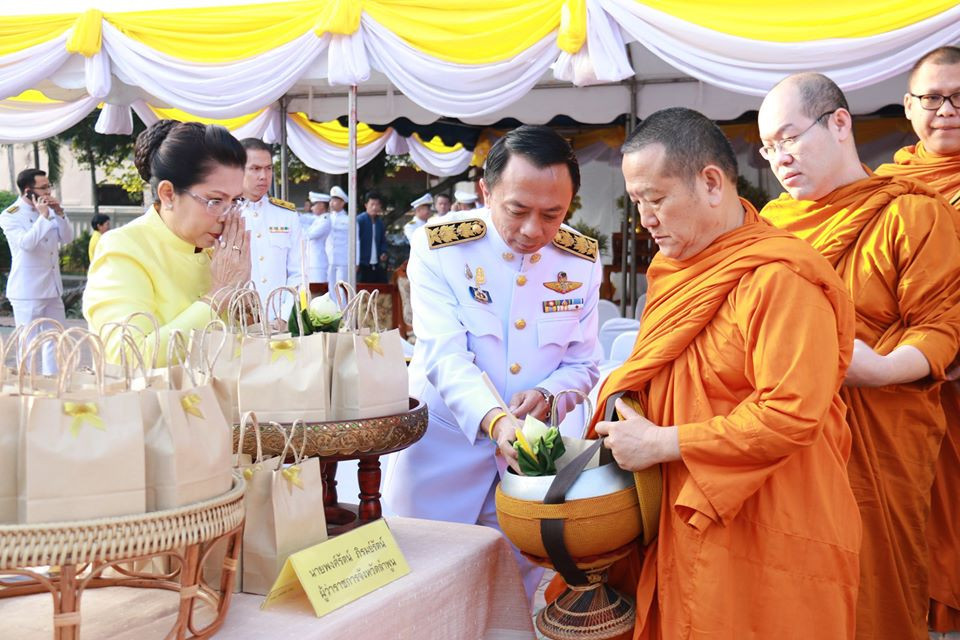 จังหวัดลำพูน จัดพิธีทำบุญตักบาตร พิธีถวายพานพุ่มดอกไม้และถวายบังคม เนื่องในวันคล้ายวันเฉลิมพระชนมพรรษา พระบาทสมเด็จพระบรมชนกาธิเบศร มหาภูมิพลอุลยเดชมหาราช บรมนาถบพิตร วันชาติ และวันพ่อแห่งชาติ