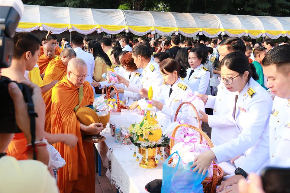 จังหวัดลำพูน จัดพิธีทำบุญตักบาตร พิธีถวายพานพุ่มดอกไม้และถวายบังคม เนื่องในวันคล้ายวันเฉลิมพระชนมพรรษา พระบาทสมเด็จพระบรมชนกาธิเบศร มหาภูมิพลอุลยเดชมหาราช บรมนาถบพิตร วันชาติ และวันพ่อแห่งชาติ