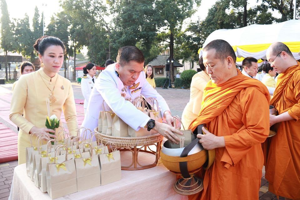 จังหวัดลำพูน จัดพิธีทำบุญตักบาตร พิธีถวายพานพุ่มดอกไม้และถวายบังคม เนื่องในวันคล้ายวันเฉลิมพระชนมพรรษา พระบาทสมเด็จพระบรมชนกาธิเบศร มหาภูมิพลอุลยเดชมหาราช บรมนาถบพิตร วันชาติ และวันพ่อแห่งชาติ