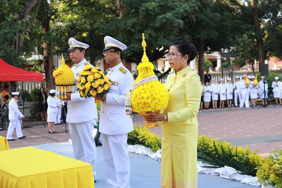 จังหวัดลำพูน จัดพิธีทำบุญตักบาตร พิธีถวายพานพุ่มดอกไม้และถวายบังคม เนื่องในวันคล้ายวันเฉลิมพระชนมพรรษา พระบาทสมเด็จพระบรมชนกาธิเบศร มหาภูมิพลอุลยเดชมหาราช บรมนาถบพิตร วันชาติ และวันพ่อแห่งชาติ