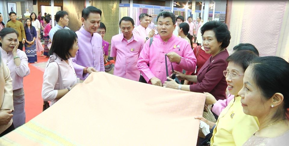 ประธานสภาสตรี รณรงค์สตรีลำพูน สวมใส่ผ้าไทย สืบสานภูมิปัญญาไทย เสริมสร้างเศรษฐกิจไทยให้มั่นคง