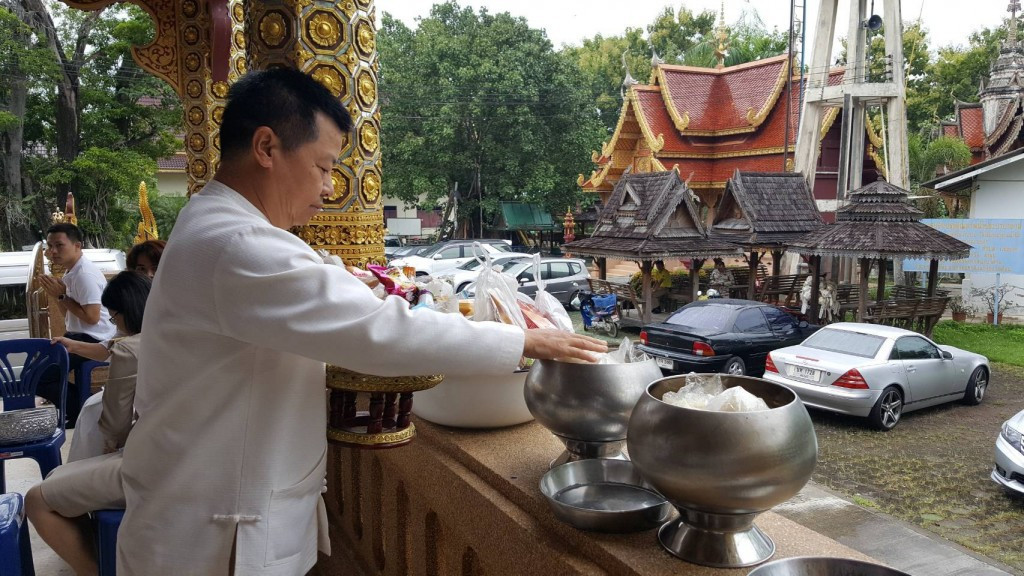 รองผู้ว่าราชการจังหวัดลำพูน เป็นประธานในพิธีทำบุญตักบาตร ตามโครงการเข้าวัดปฏิบัติธรรมวันธรรมสวนะ (วันพระ) จังหวัดลำพูน ประจำปีงบประมาณ พ.ศ.๒๕๖๑ ณ วัดป่าแดด ตำบลเวียงยอง อำเภอเมือง จังหวัดลำพูน