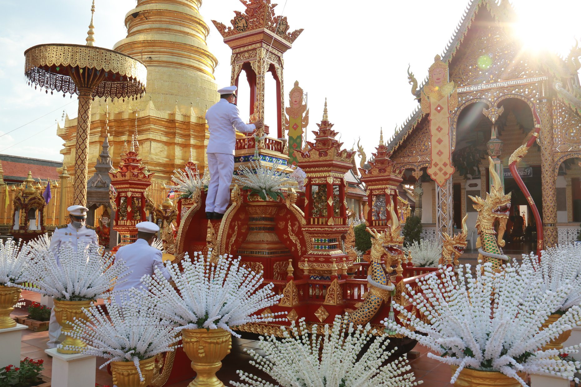 จังหวัดลำพูน ประกอบพิธีอัญเชิญน้ำสรงพระราชทานและเครื่องราชสักการะจาก พระบาทสมเด็จพระวชิรเกล้าเจ้าอยู่หัว และสมเด็จพระนางเจ้าฯ พระบรมราชินี เพื่อประกอบพิธีสรงน้ำพระบรมธาตุหริภุญชัย ประจำปี 2563 ซึ่งจัดขึ้นระหว่างวันที่ 4 - 6 พฤษภาคม 2563