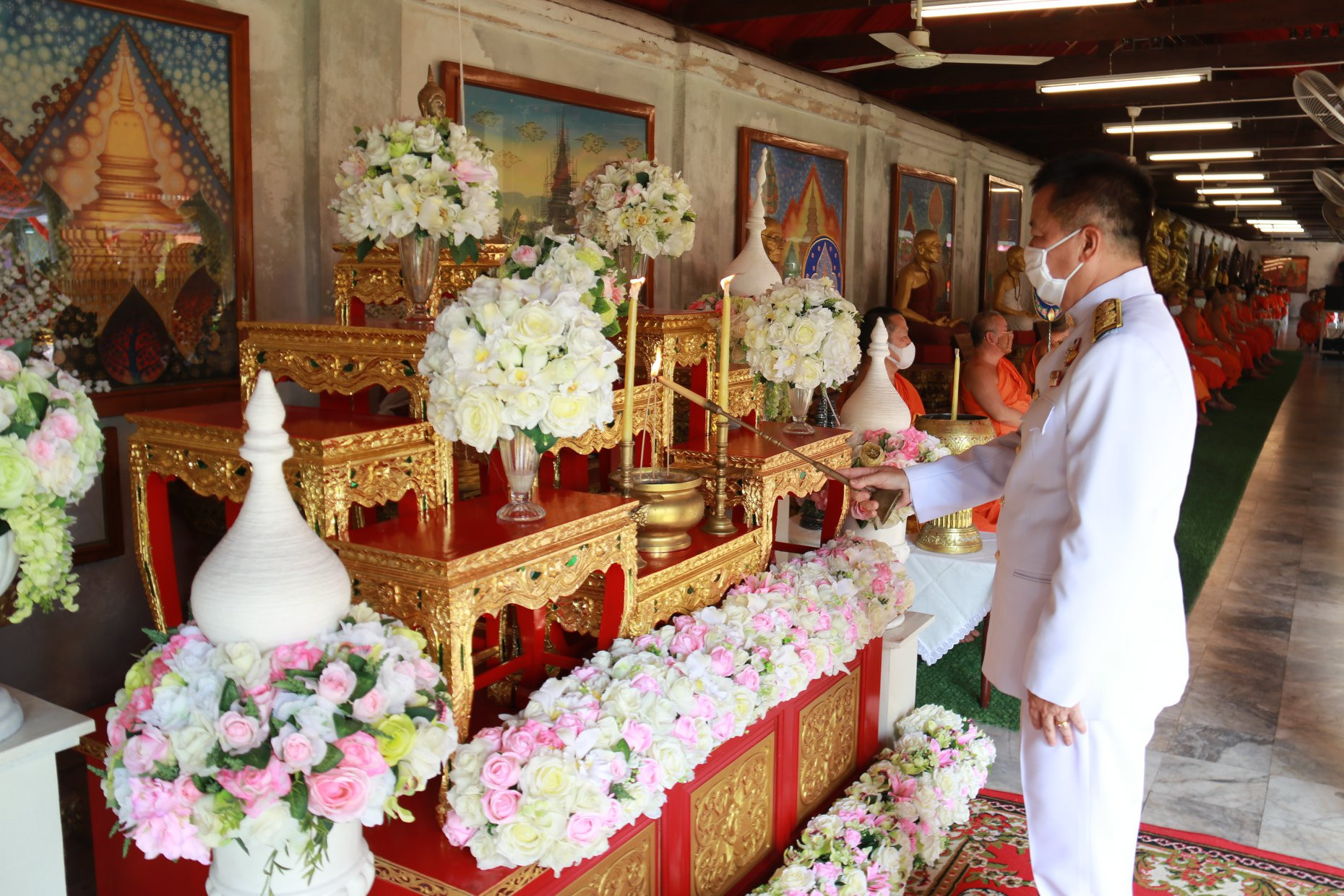 จังหวัดลำพูน ประกอบพิธีอัญเชิญน้ำสรงพระราชทานและเครื่องราชสักการะจาก พระบาทสมเด็จพระวชิรเกล้าเจ้าอยู่หัว และสมเด็จพระนางเจ้าฯ พระบรมราชินี เพื่อประกอบพิธีสรงน้ำพระบรมธาตุหริภุญชัย ประจำปี 2563 ซึ่งจัดขึ้นระหว่างวันที่ 4 - 6 พฤษภาคม 2563