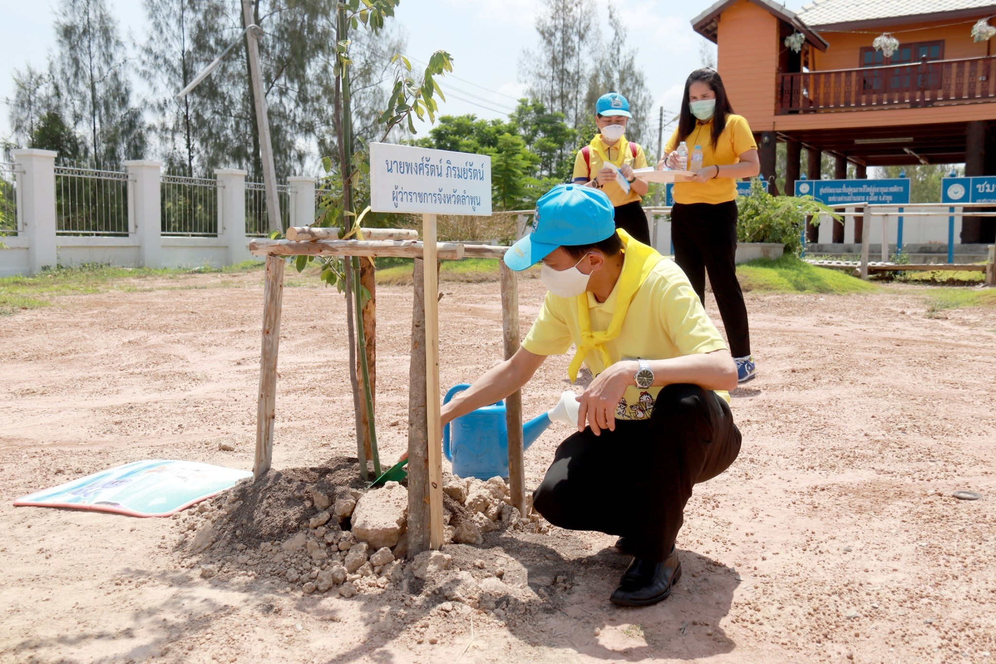 ผู้ว่าราชการจังหวัดลำพูน นำจิตอาสาปลูกต้นไม้ บรรเทาภัยแล้งเฉลิมพระเกียรติ เนื่องในวันคล้ายวันพระราชสมภพ สมเด็จพระนางเจ้าสุทธิดา พัชรสุธาพิมลลักษณ พระบรมราชินี