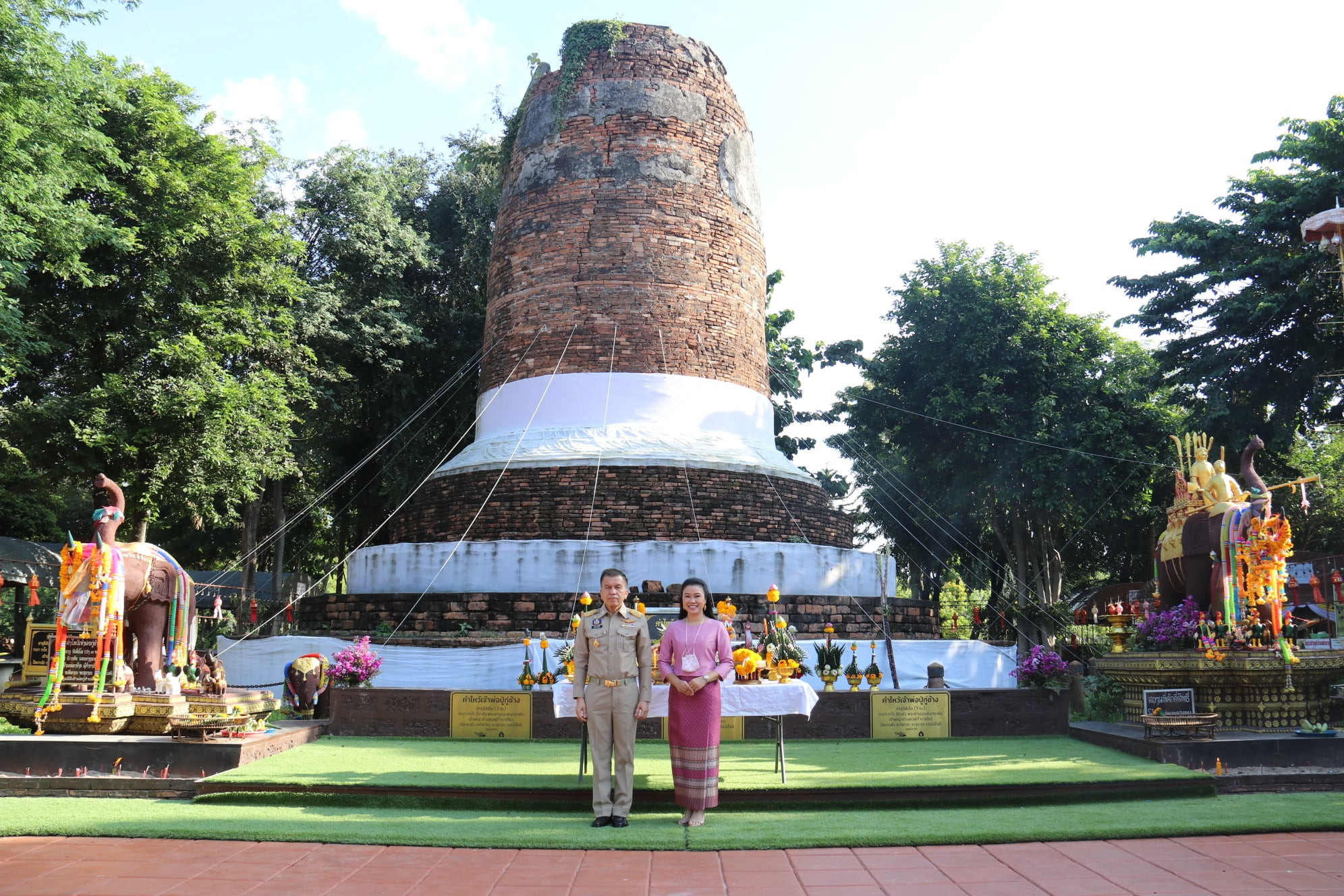 นายวรยุทธ เนาวรัตน์ ผู้ว่าราชการจังหวัดลำพูน คนใหม่ สักการะสิ่งศักดิ์สิทธิ์จังหวัดลำพูน เพื่อความเป็นสิริมงคล เนื่องในโอกาสเข้ารับตำแหน่งผู้ว่าราชการจังหวัดลำพูน วันแรก