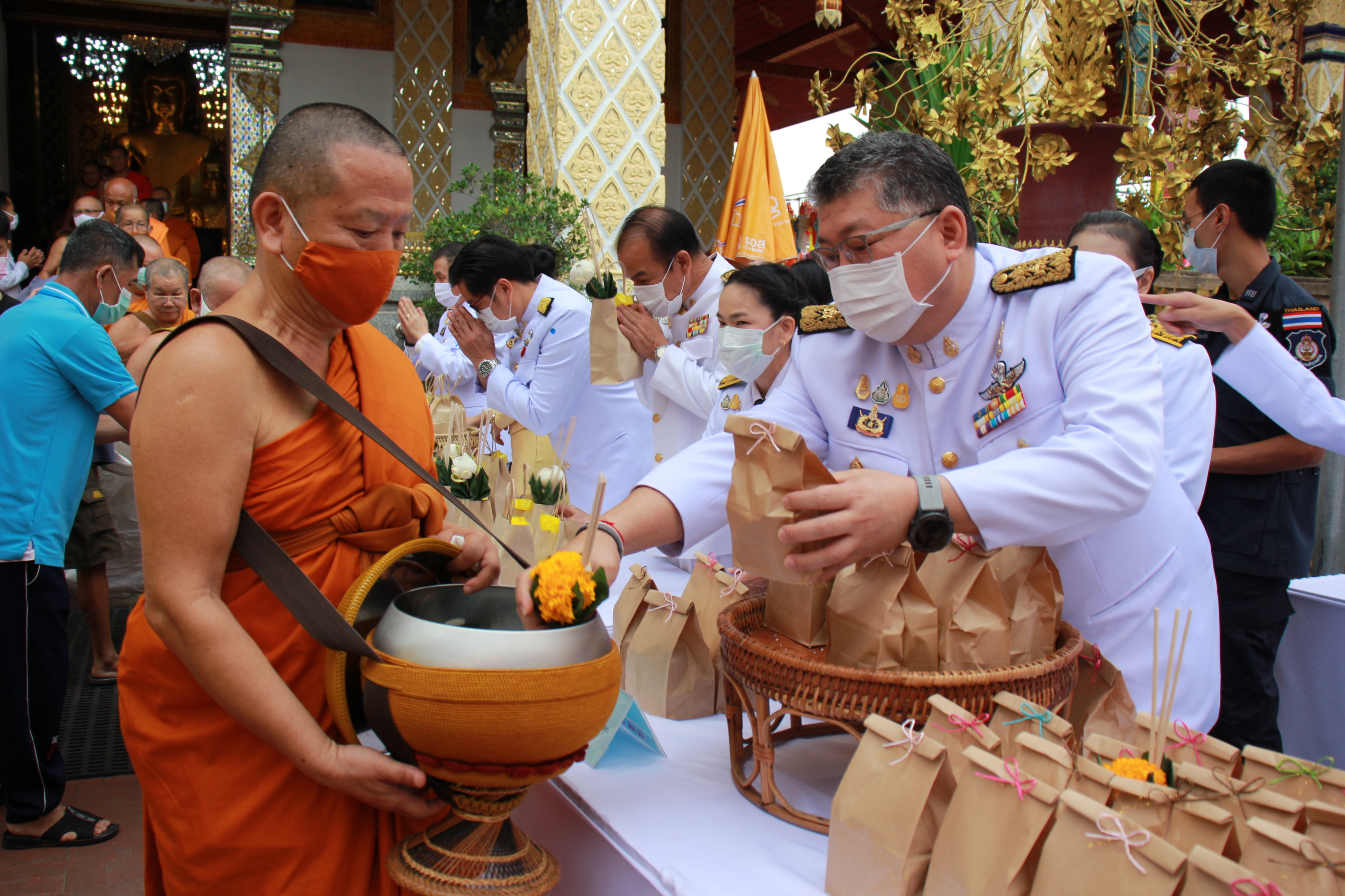 นายวรยุทธ เนาวรัตน์  ผู้ว่าราชการจังหวัดลำพูน นำพสกนิกรชาวจังหวัดลำพูนทุกหมู่เหล่า  ร่วมทำบุญตักบาตรพระสงฆ์ จำนวน 89 รูป ถวายเป็นพระราชกุศลแด่พระบาทสมเด็จพระบรมชนกาธิเบศร มหาภูมิพลอดุลยเดชมหาราช บรมนาถบพิตร เนื่องในวันคล้ายวันสวรรคต  13 ตุลาคม